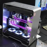 Thùng máy tính tùy chỉnh InWin 977EK với tản nhiệt nước màu hồng