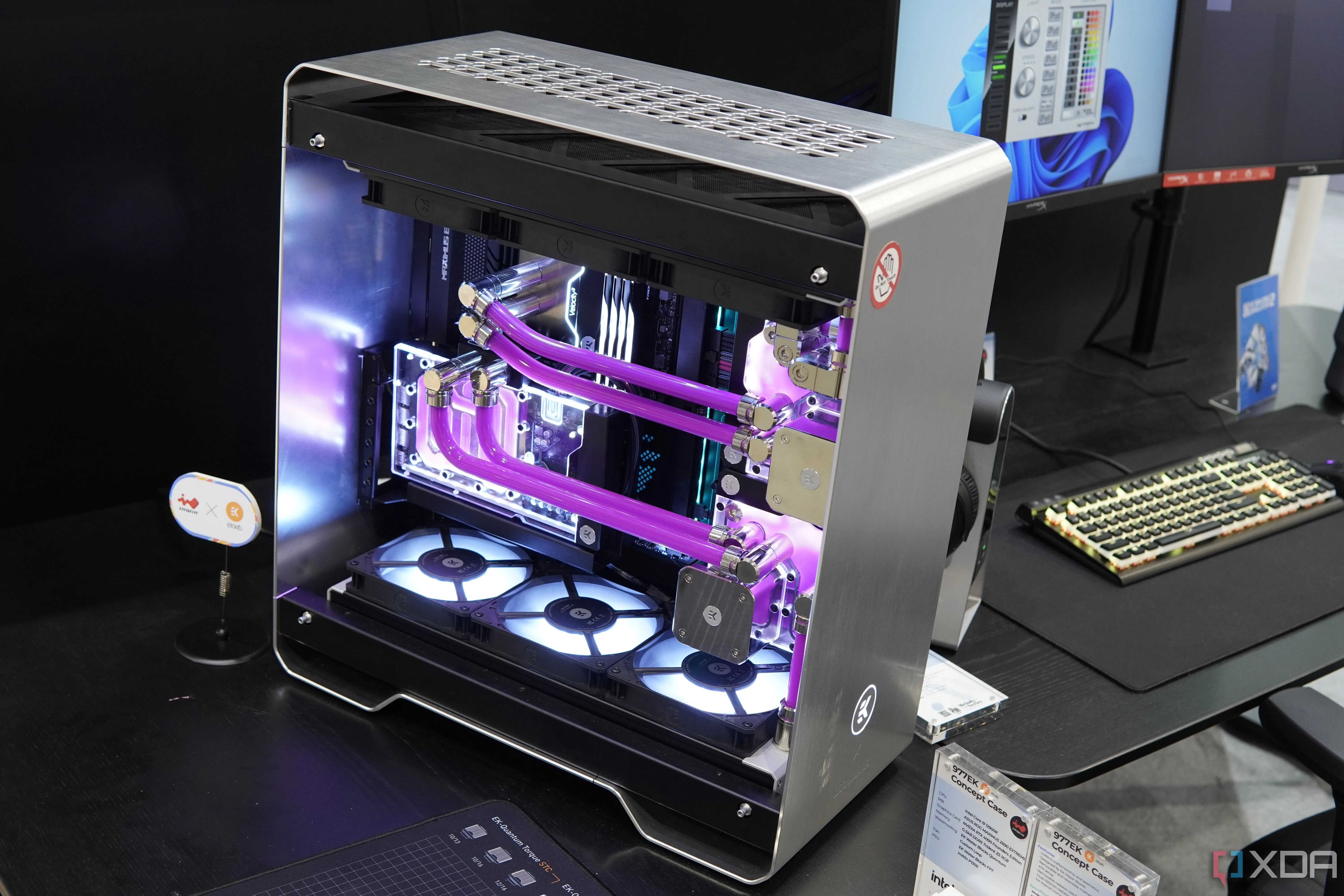 Thùng máy tính tùy chỉnh InWin 977EK với tản nhiệt nước màu hồng
