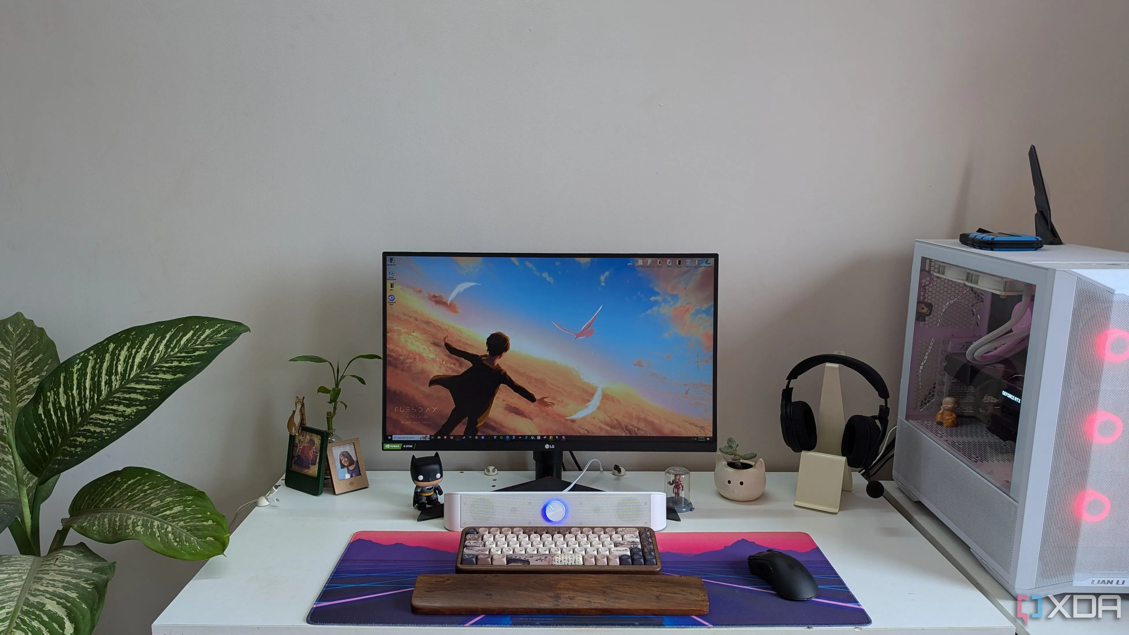 Tổng quan góc setup PC bao gồm máy tính, màn hình và phụ kiện, nơi thẩm mỹ là yếu tố quan trọng