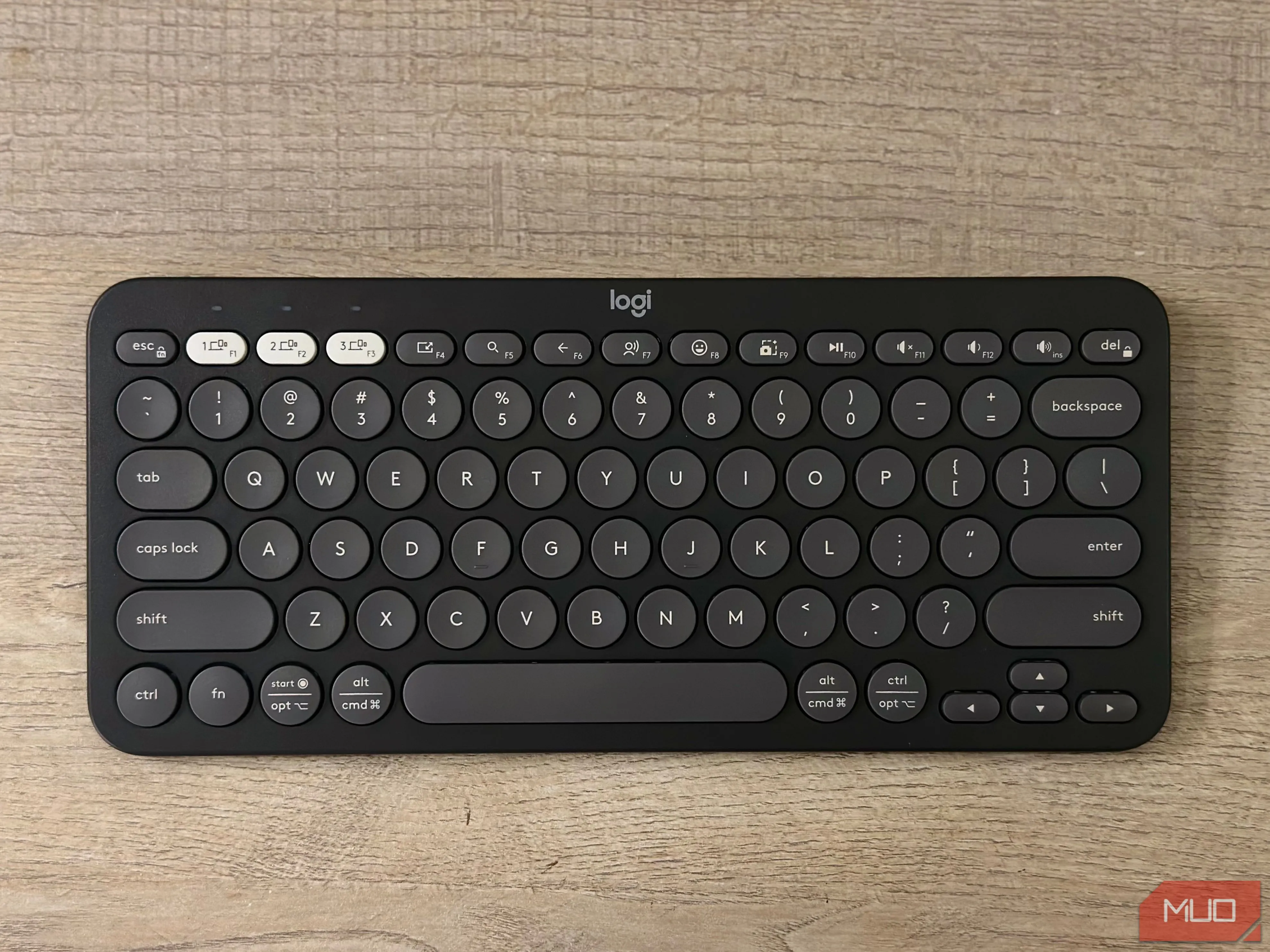 Bàn phím không dây Logitech Pebble Keys 2 K380s trên mặt bàn gỗ