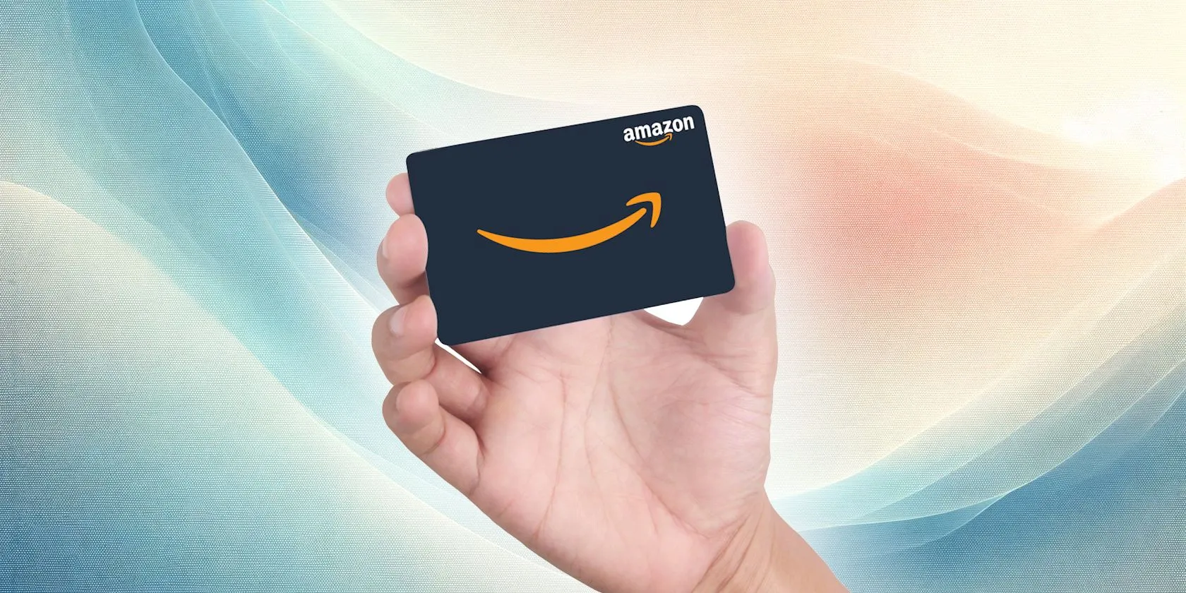 Bàn tay cầm thẻ quà tặng Amazon, minh họa cho lừa đảo thẻ quà tặng điện tử