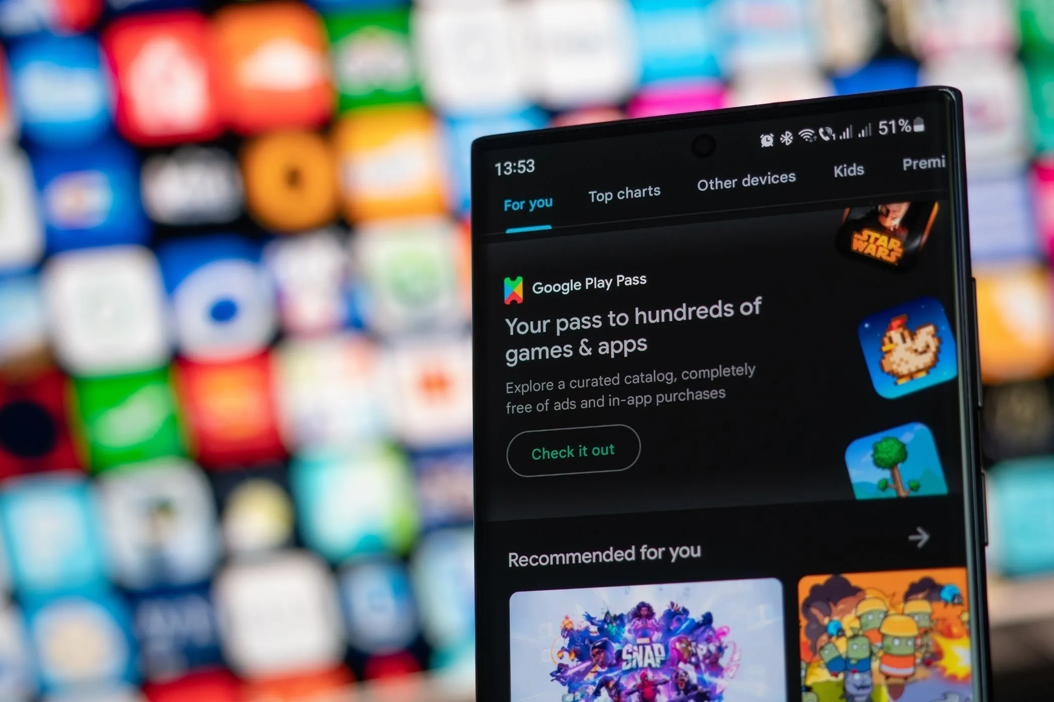 Biểu tượng Google Play Pass và ưu đãi miễn phí quảng cáo trên màn hình điện thoại thông minh