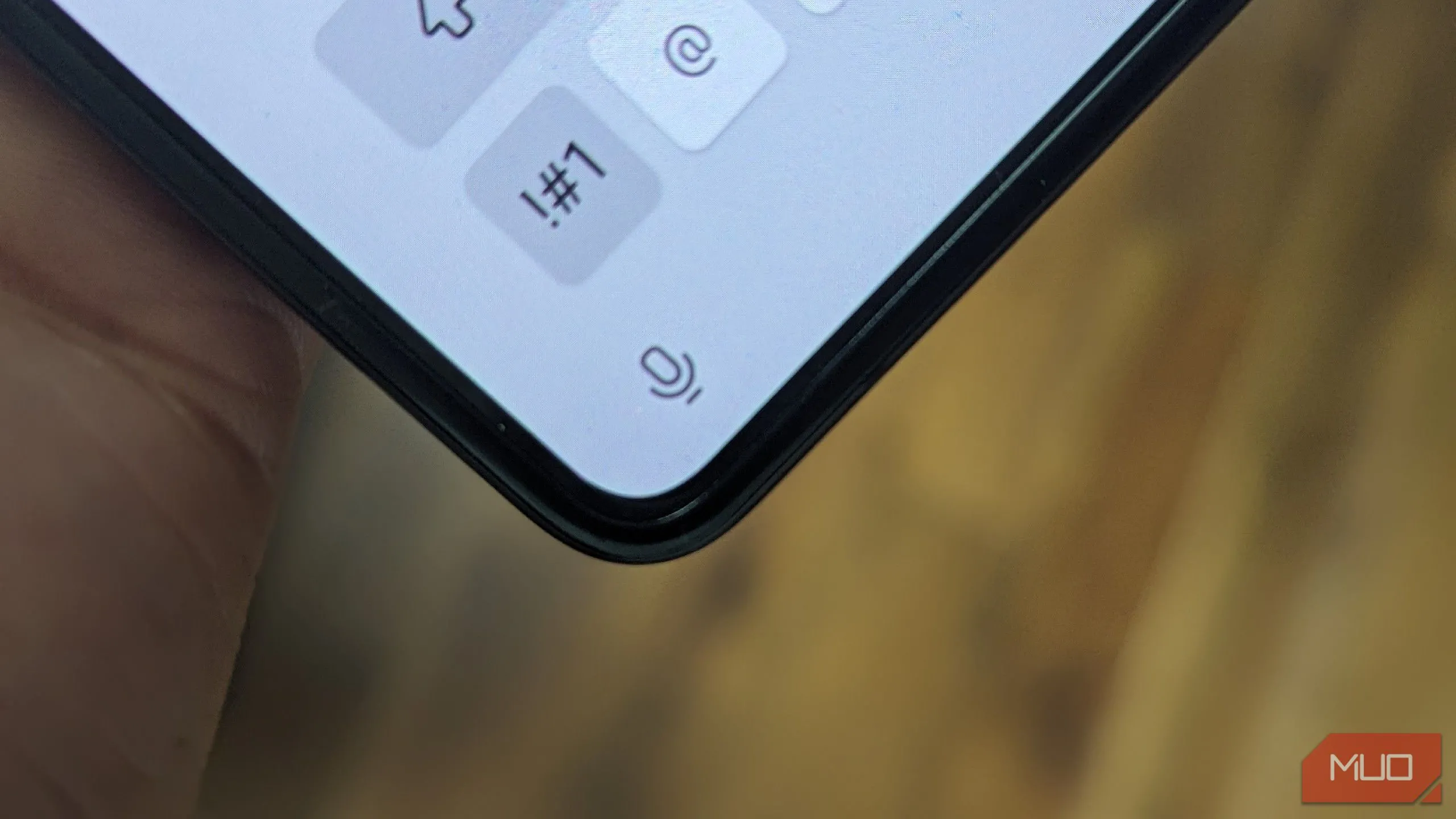 Biểu tượng micro nằm ở góc dưới cùng của bàn phím ảo trên điện thoại Galaxy Z Fold 5, sẵn sàng cho tính năng gõ giọng nói.