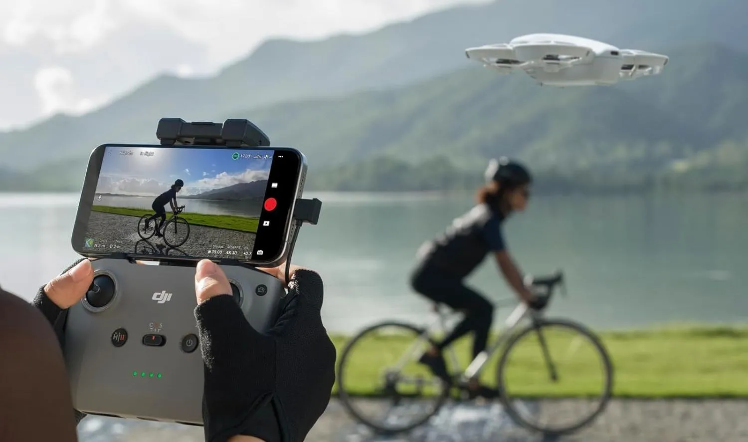 Bộ điều khiển từ xa DJI RC-N3 màu đen dùng cho drone dòng DJI Mini, có khe cắm điện thoại.