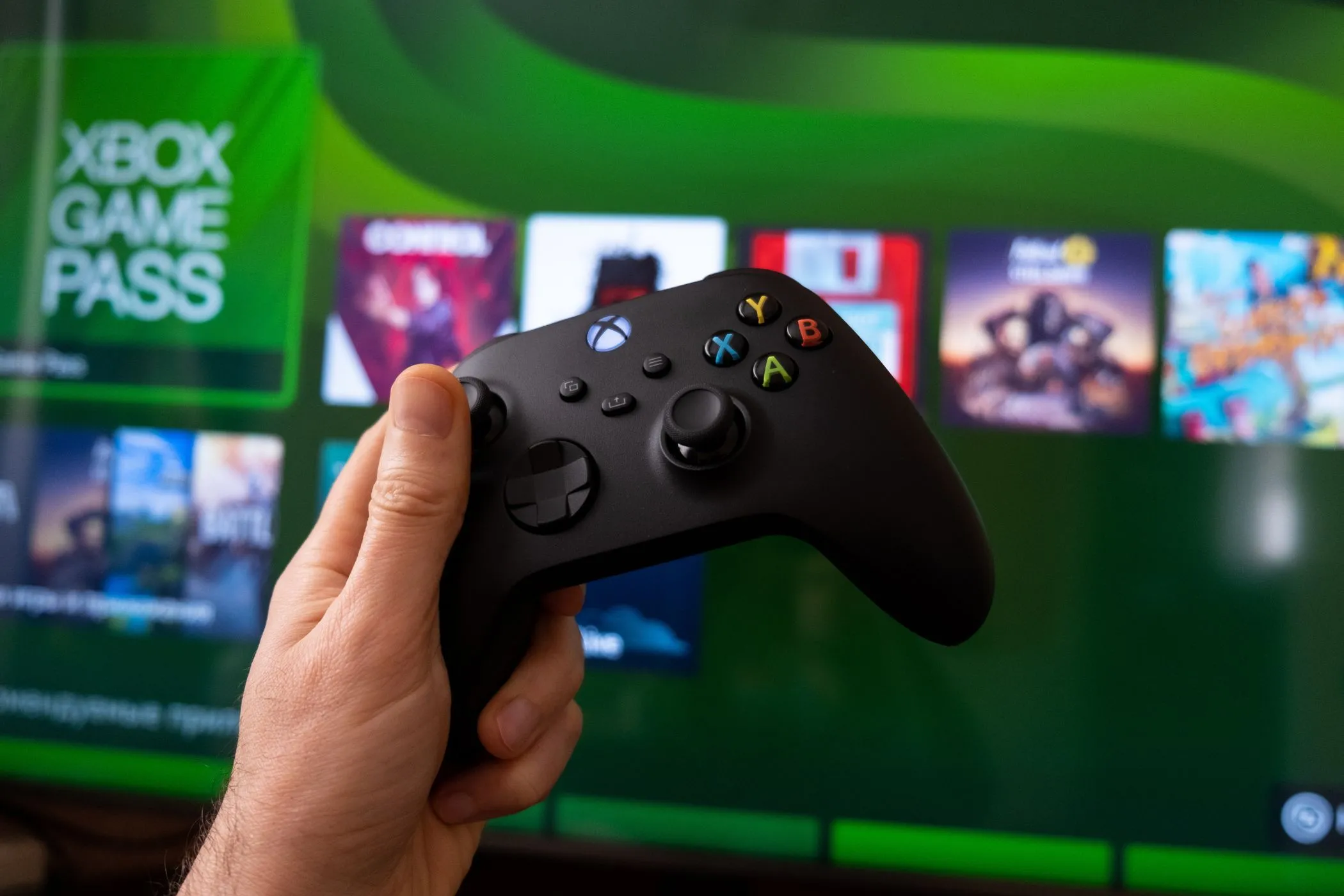 Bộ điều khiển Xbox và màn hình hiển thị Xbox Game Pass, gợi ý trải nghiệm chơi game trên console.