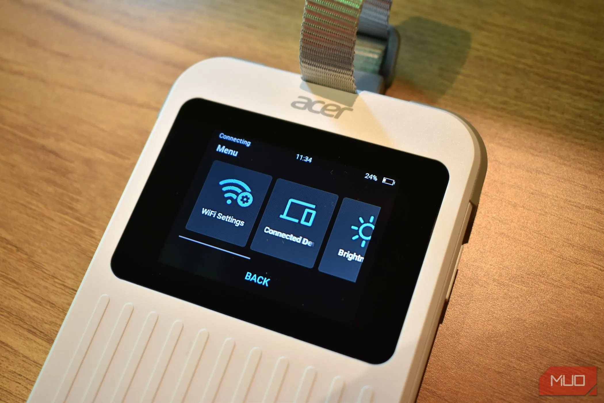Bộ phát Wi-Fi 5G Acer Connect M6E với màn hình hiển thị thông tin kết nối rõ nét
