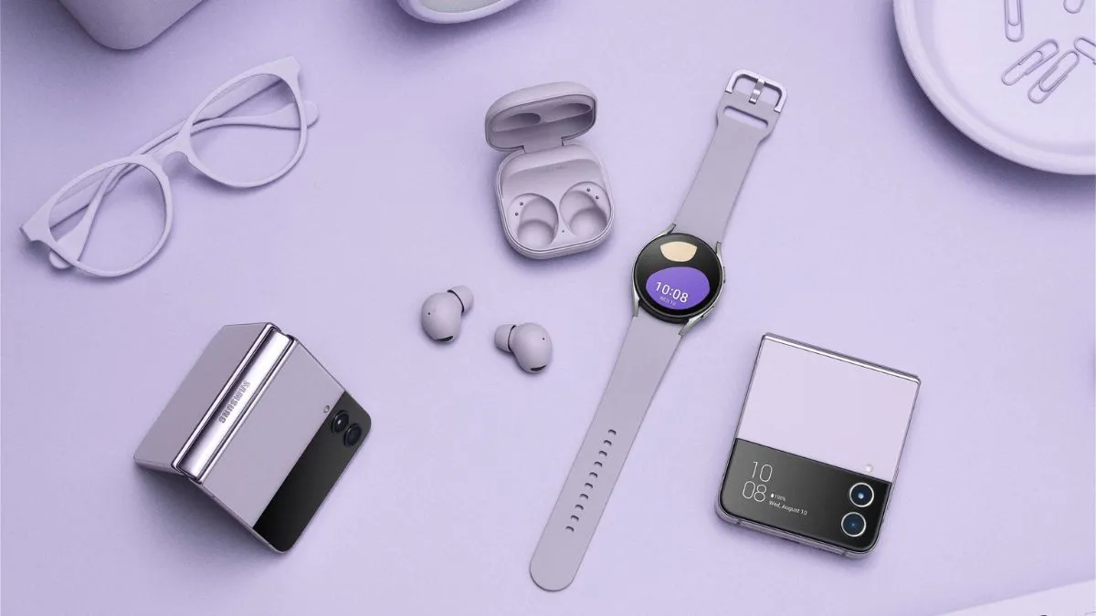 Các thiết bị trong hệ sinh thái Samsung: Galaxy Z Flip4, Galaxy Watch5 Pro và Galaxy Buds2 Pro, minh họa sự kết nối liền mạch.