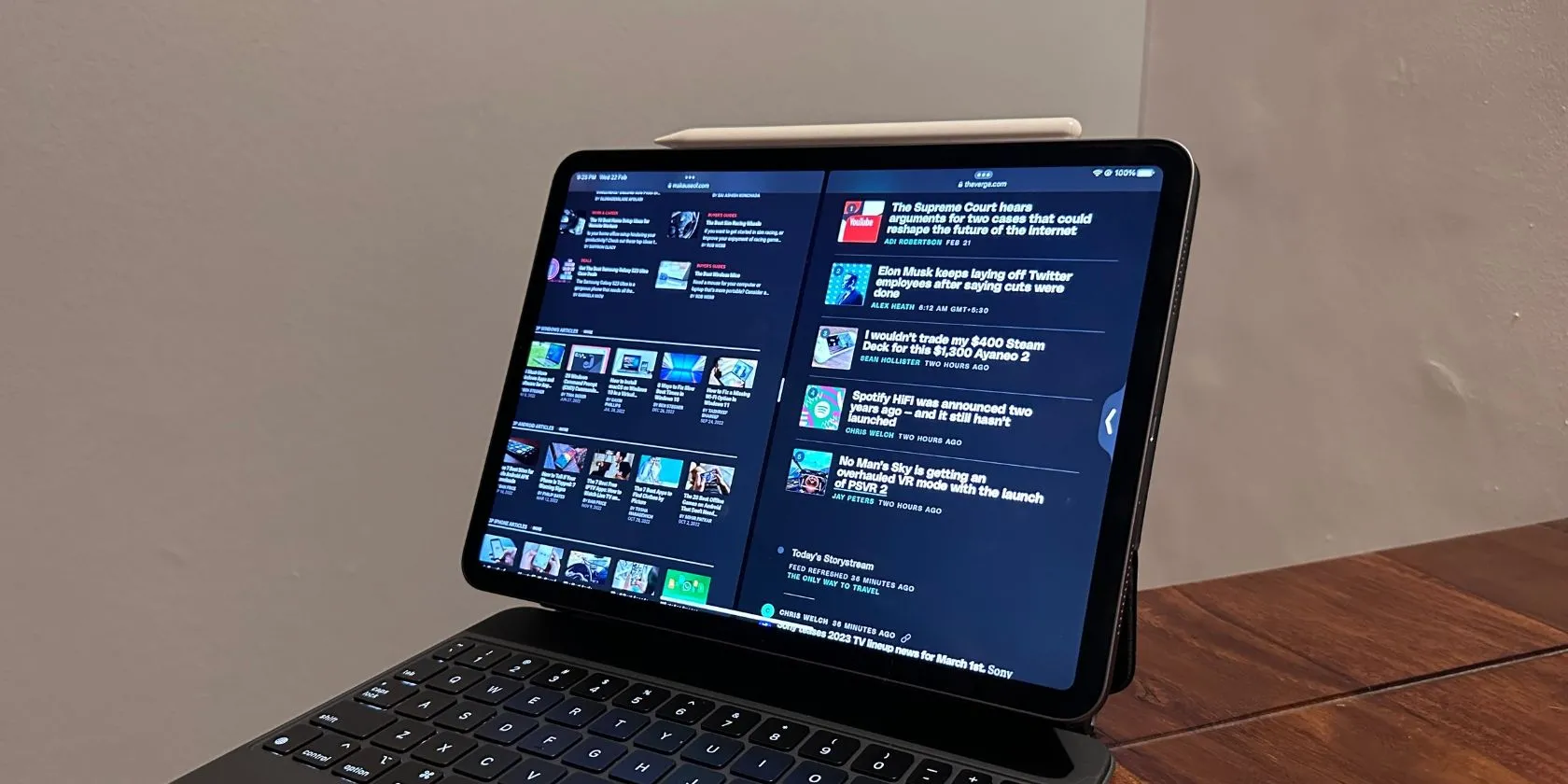 Chức năng Split View (chia đôi màn hình) trên iPad Pro hiển thị hai ứng dụng cùng lúc