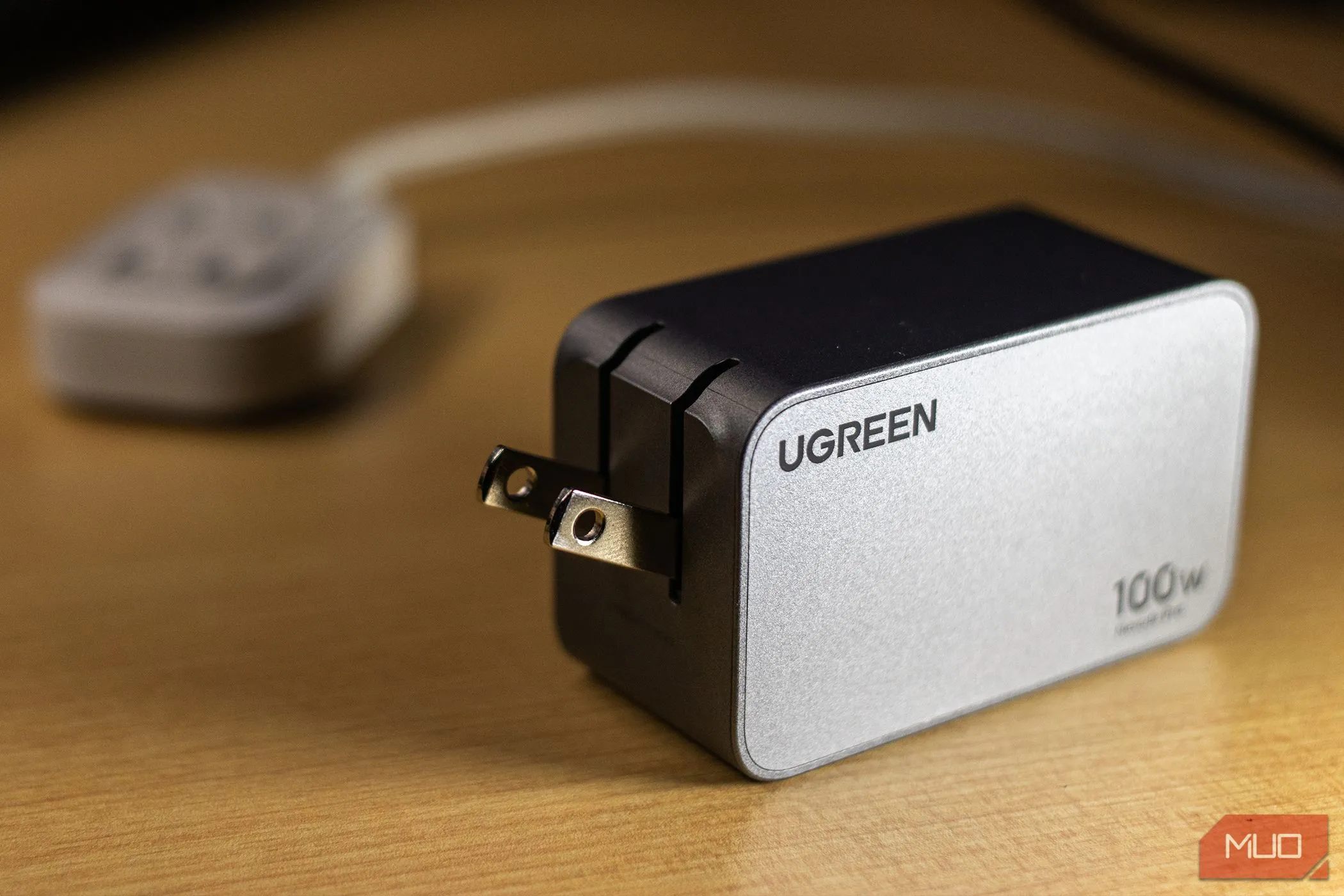 Củ sạc tường Ugreen Nexode Pro 100W USB-C, minh họa công suất sạc nhanh vượt trội của sạc có dây.