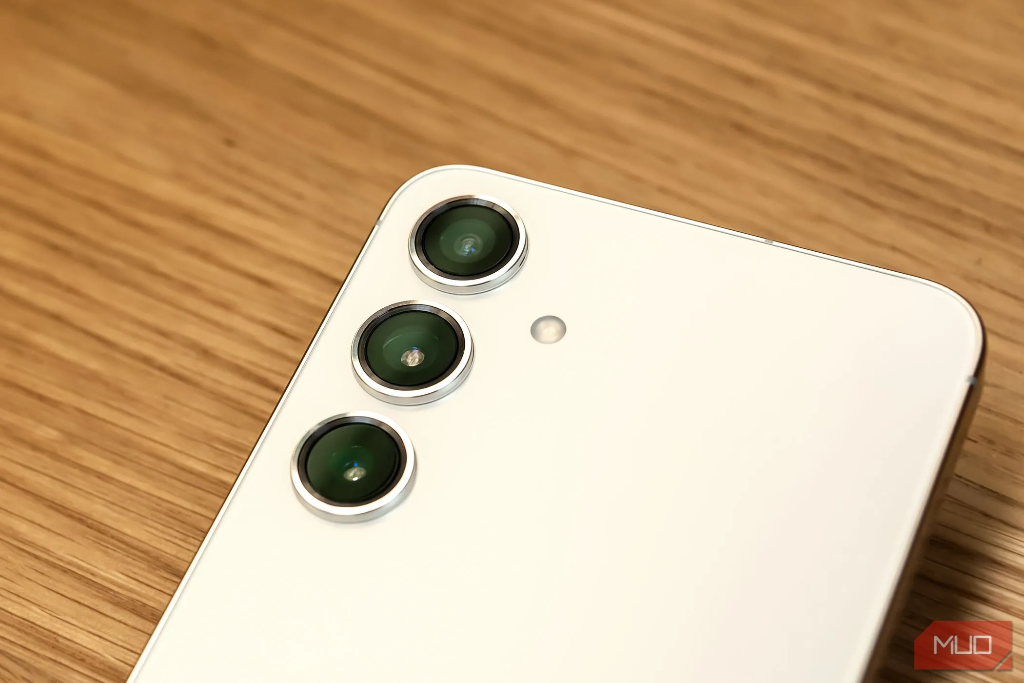 Cụm camera của Samsung Galaxy S24 Plus, minh họa sự tiến bộ của nhiếp ảnh tính toán trong các thiết bị hiện đại.