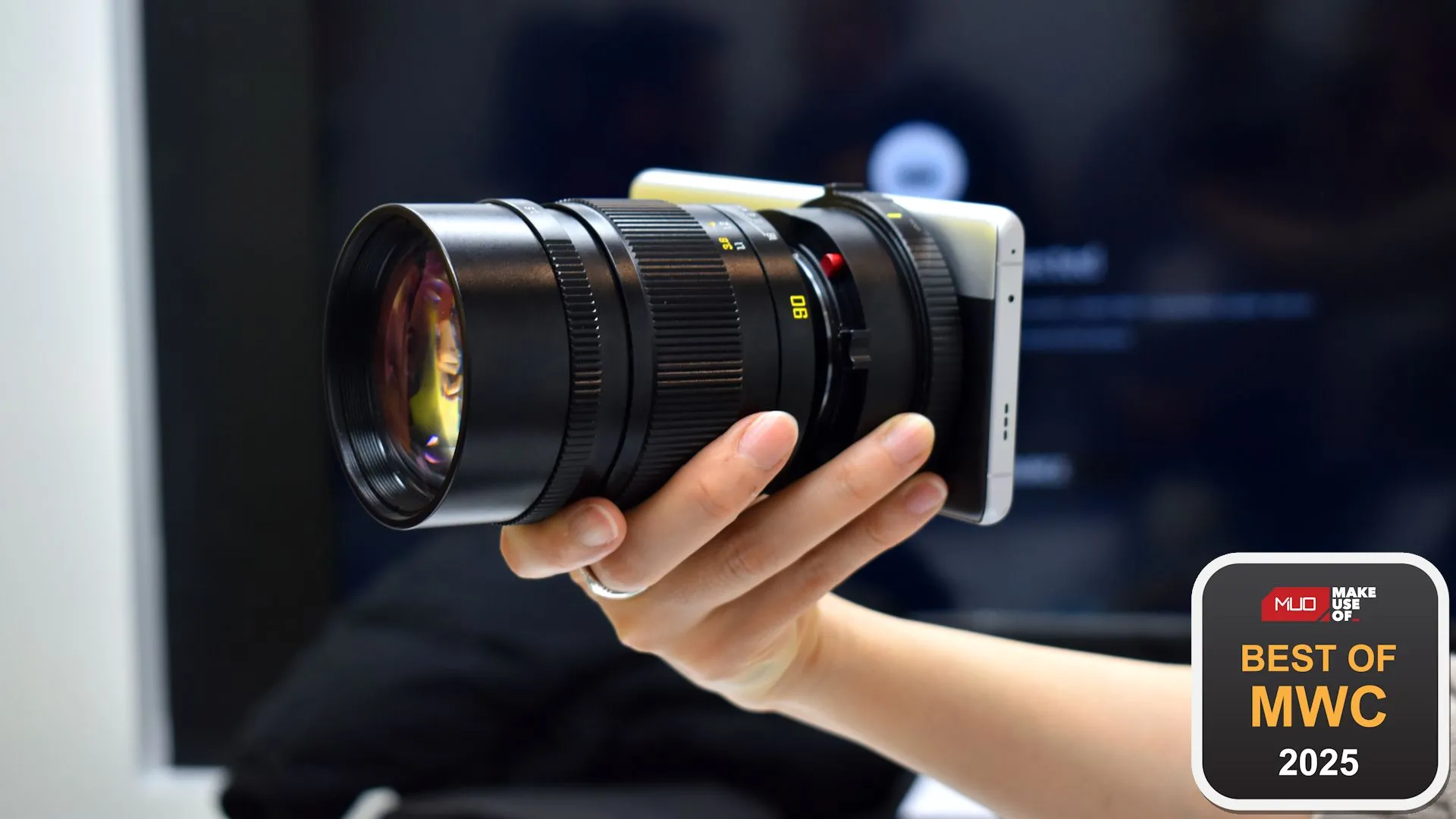 Điện thoại concept Realme Ultra với khả năng gắn ống kính Leica M-Mount, một đột phá về nhiếp ảnh di động tại MWC 2025.