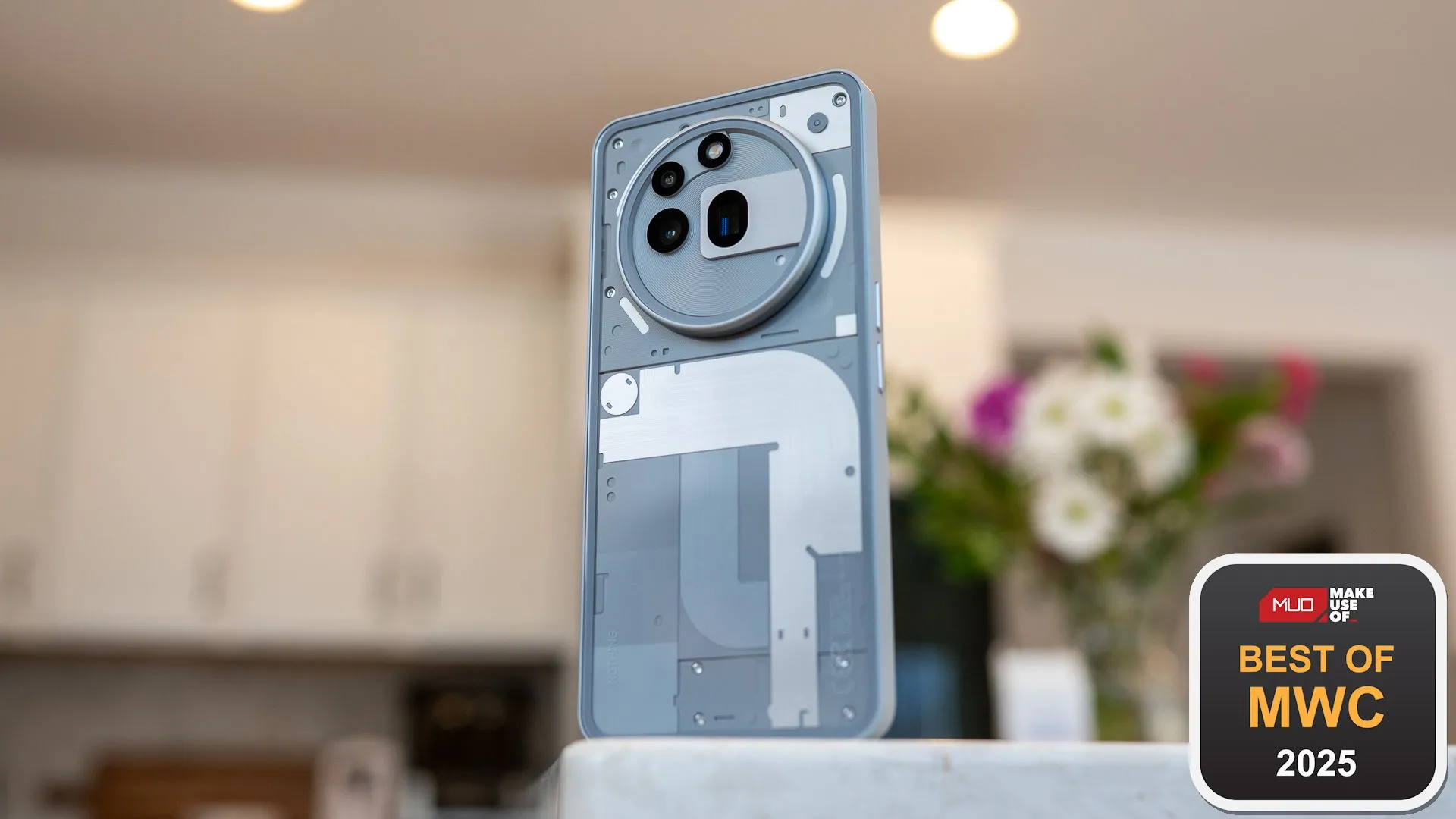 Điện thoại Nothing Phone (3a) Pro được trưng bày tại MWC 2025, với thiết kế trong suốt đặc trưng và giao diện Glyph Interface cải tiến.