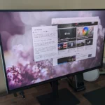 Điện thoại Samsung đang chạy giao diện DeX trên màn hình ngoài, thanh tác vụ được ẩn đi để tối ưu không gian làm việc.