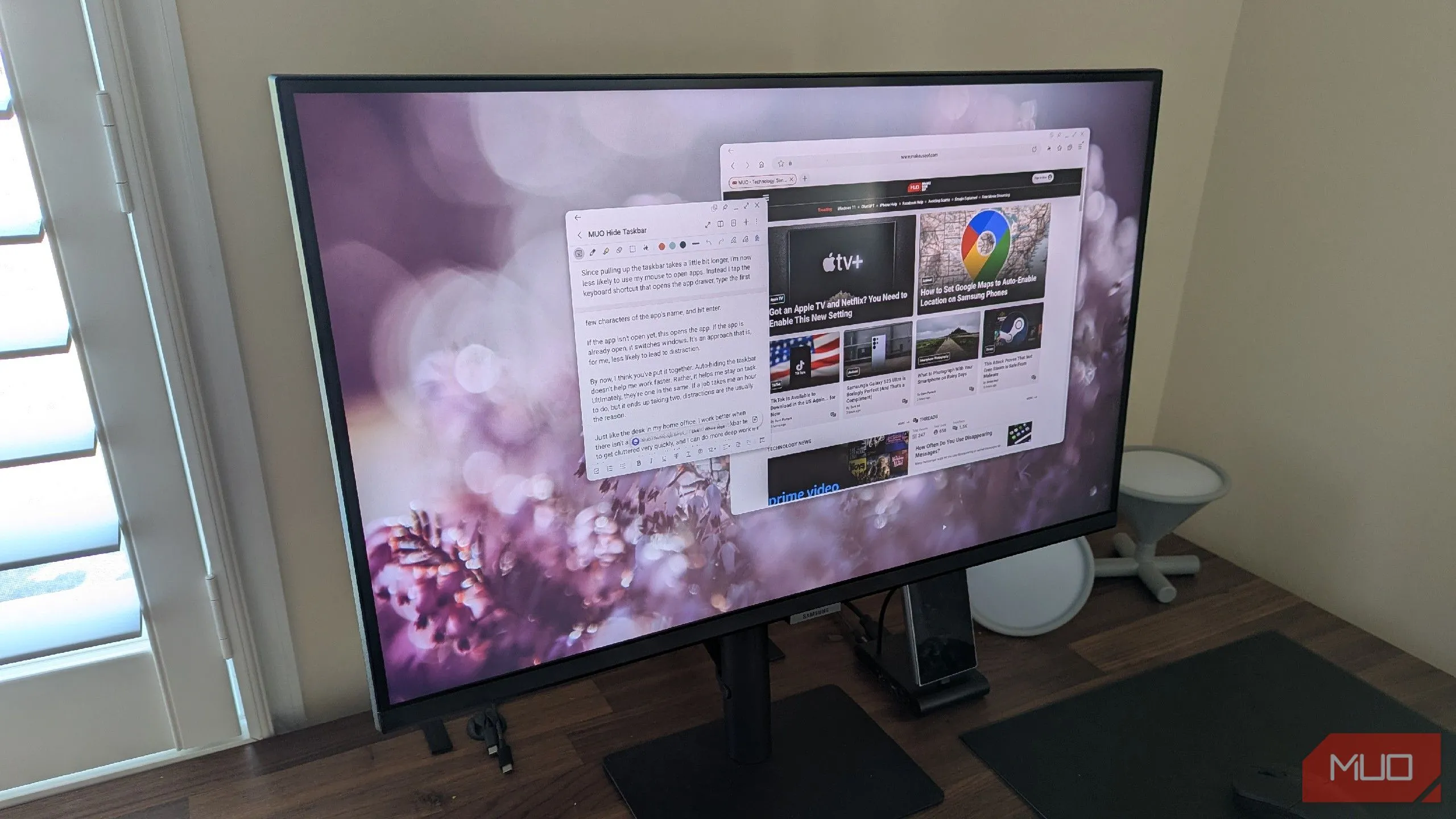Điện thoại Samsung đang chạy giao diện DeX trên màn hình ngoài, thanh tác vụ được ẩn đi để tối ưu không gian làm việc.
