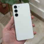 Điện thoại Samsung Galaxy S23 màu tím trên tay người dùng, minh họa dung lượng pin