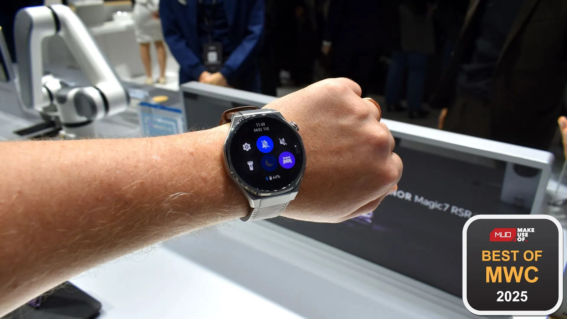 Đồng hồ thông minh Honor Watch 5 Ultra tại MWC 2025, nổi bật với thiết kế bền bỉ và màn hình AMOLED cao cấp.