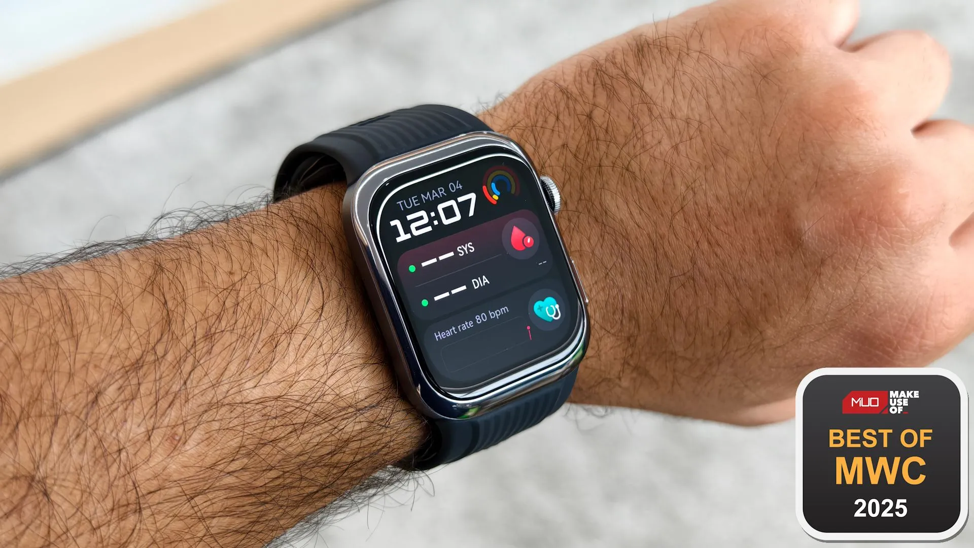 Đồng hồ thông minh Huawei Watch D2 tại MWC 2025, nổi bật với khả năng đo huyết áp trực tiếp trên cổ tay.
