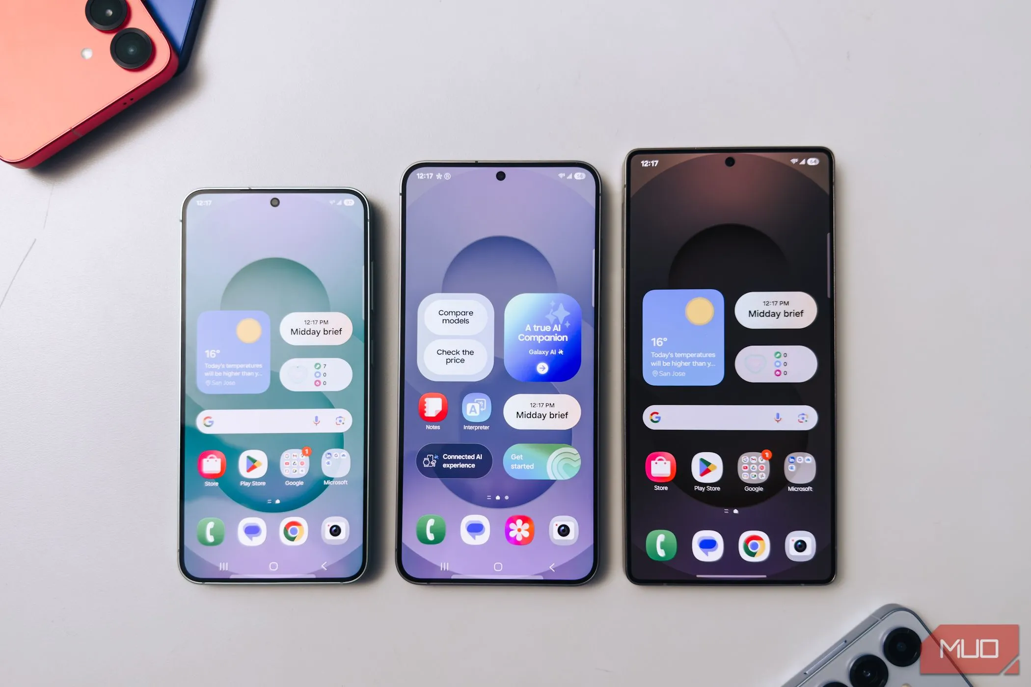 Dòng sản phẩm Samsung Galaxy S25 với màn hình sáng trên bàn trắng, thể hiện sự phát triển về phần mềm và hệ điều hành.
