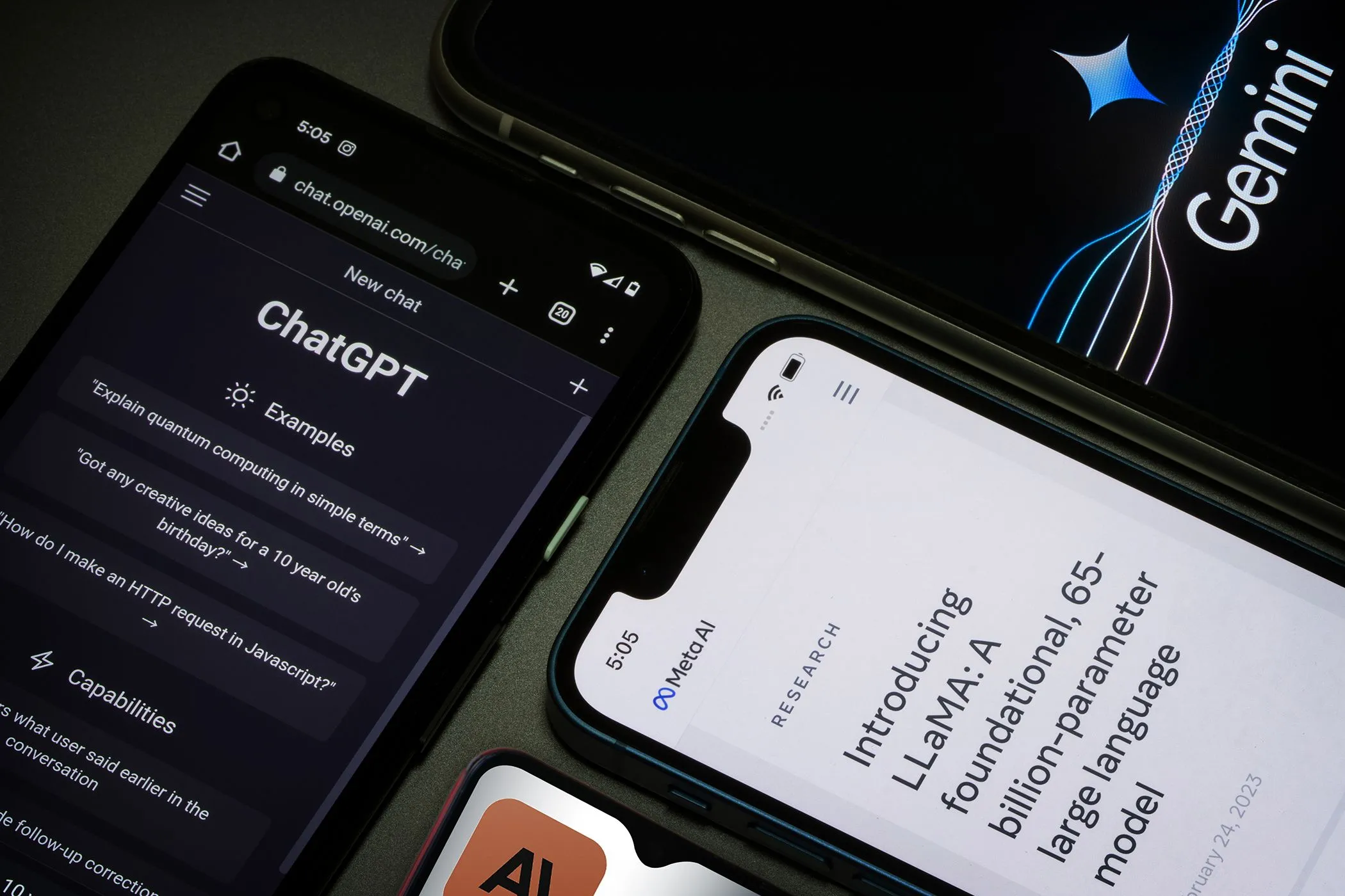 Giao diện các ứng dụng AI như Meta AI, ChatGPT, Gemini hiển thị trên màn hình điện thoại