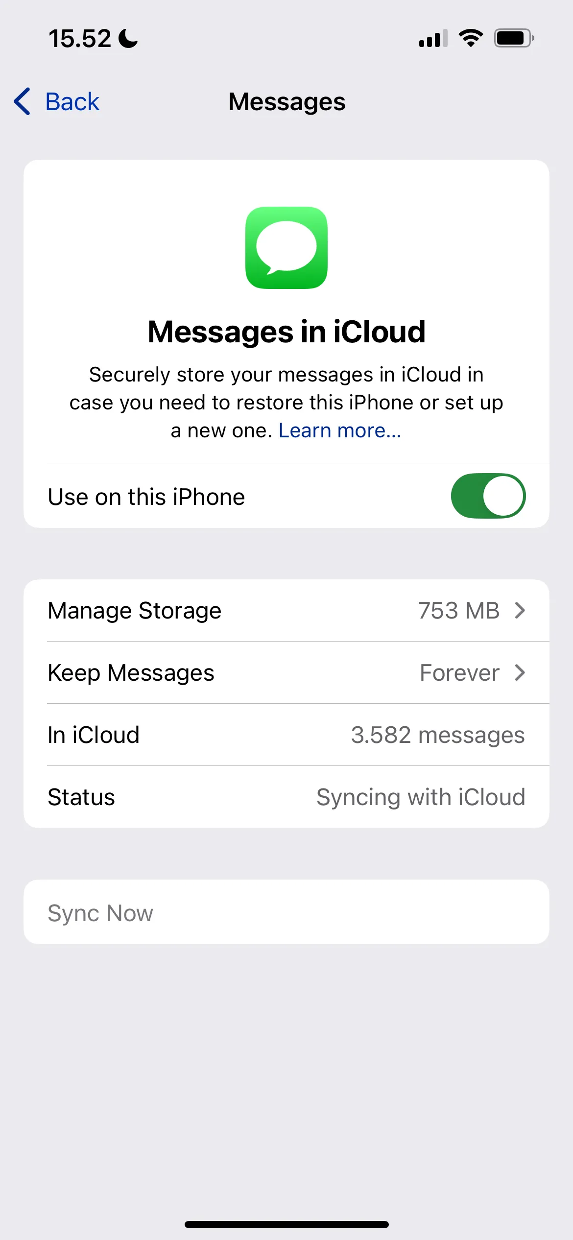 Giao diện cài đặt Tin nhắn trong iCloud trên iPhone, nơi bạn có thể tắt đồng bộ để tiết kiệm dung lượng.