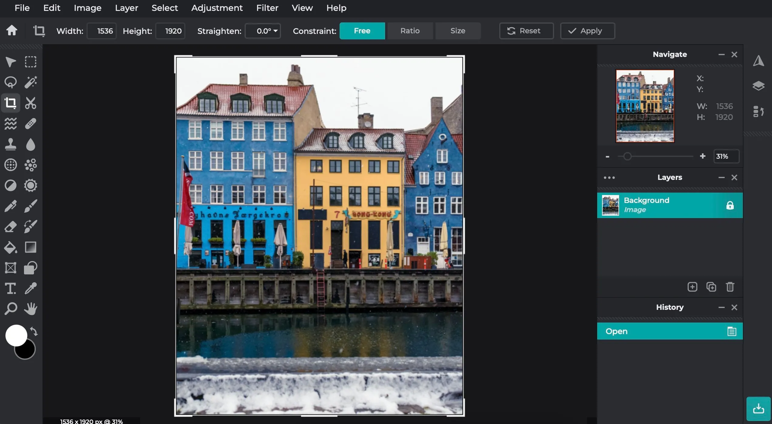Giao diện Pixlr E đang chỉnh sửa ảnh với các công cụ quen thuộc