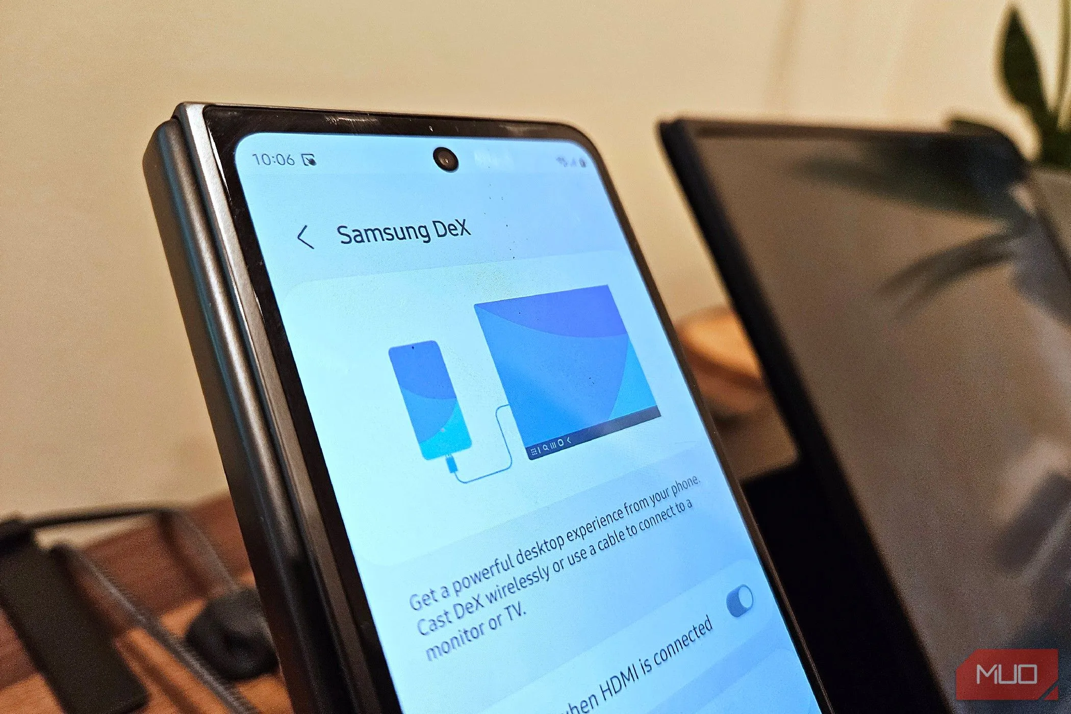 Giao diện Samsung DeX trên điện thoại Galaxy Z Fold 5 màu xanh cạnh một màn hình di động, biến điện thoại thành máy tính.