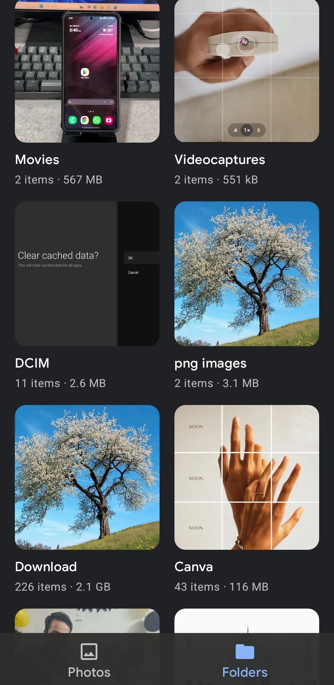 Giao diện ứng dụng Google Gallery trên điện thoại Android, hiển thị các thư mục ảnh