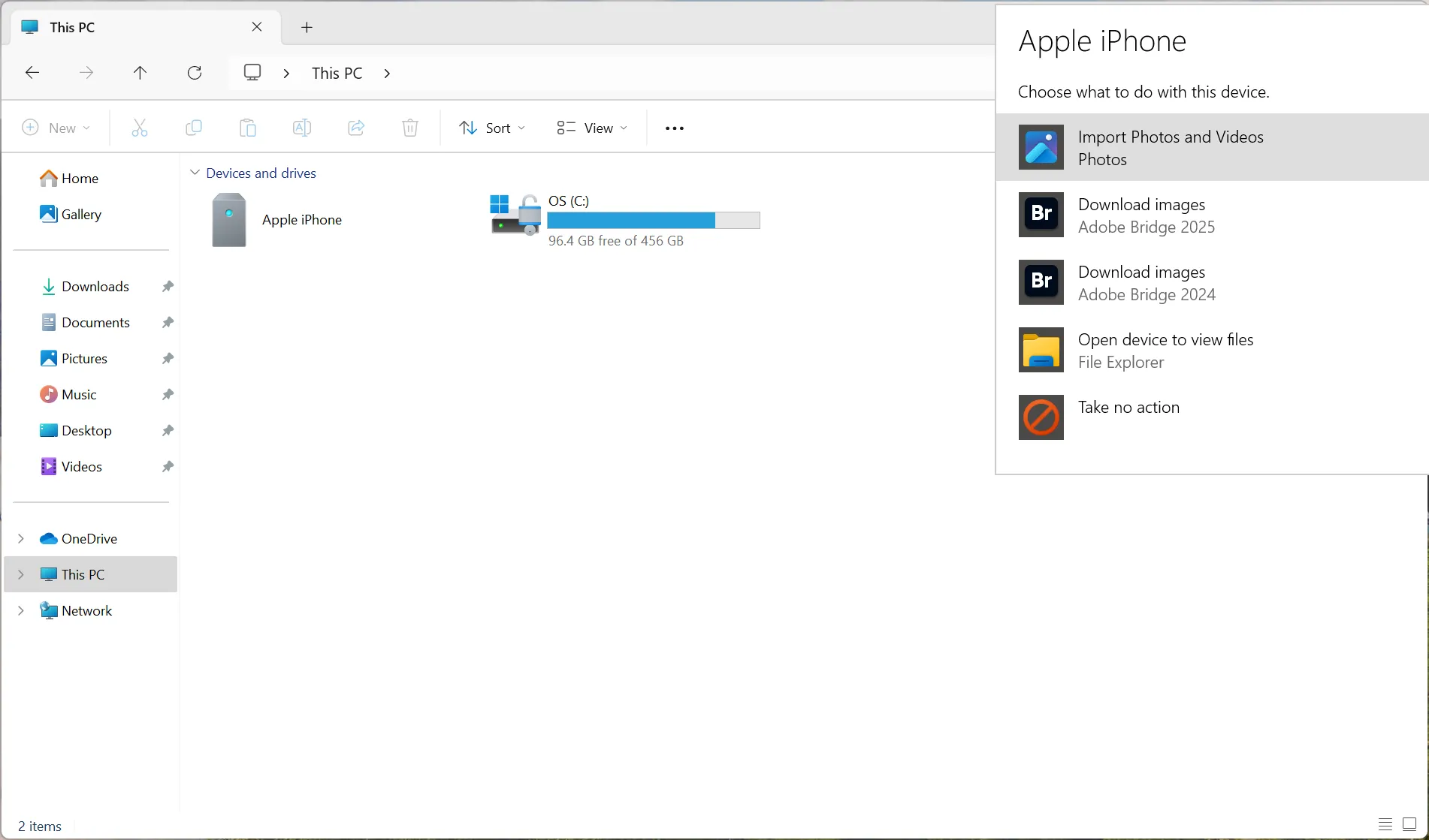 Giao diện Windows Explorer hiển thị iPhone như một thiết bị kết nối, cho phép nhập khẩu ảnh và video từ iPhone sang máy tính.