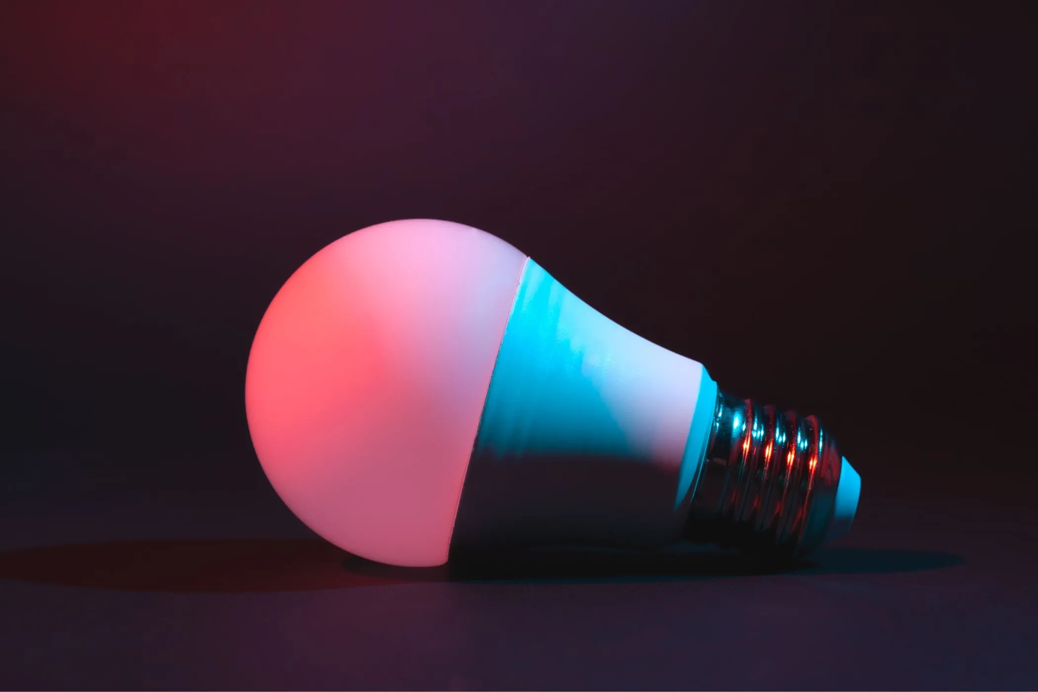 Hình ảnh bóng đèn LED thông minh, biểu tượng cho tiềm ẩn rủi ro bảo mật mạng gia đình
