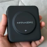 InfinaCore P3 Pro với sạc không dây Qi2, đang được cầm tay