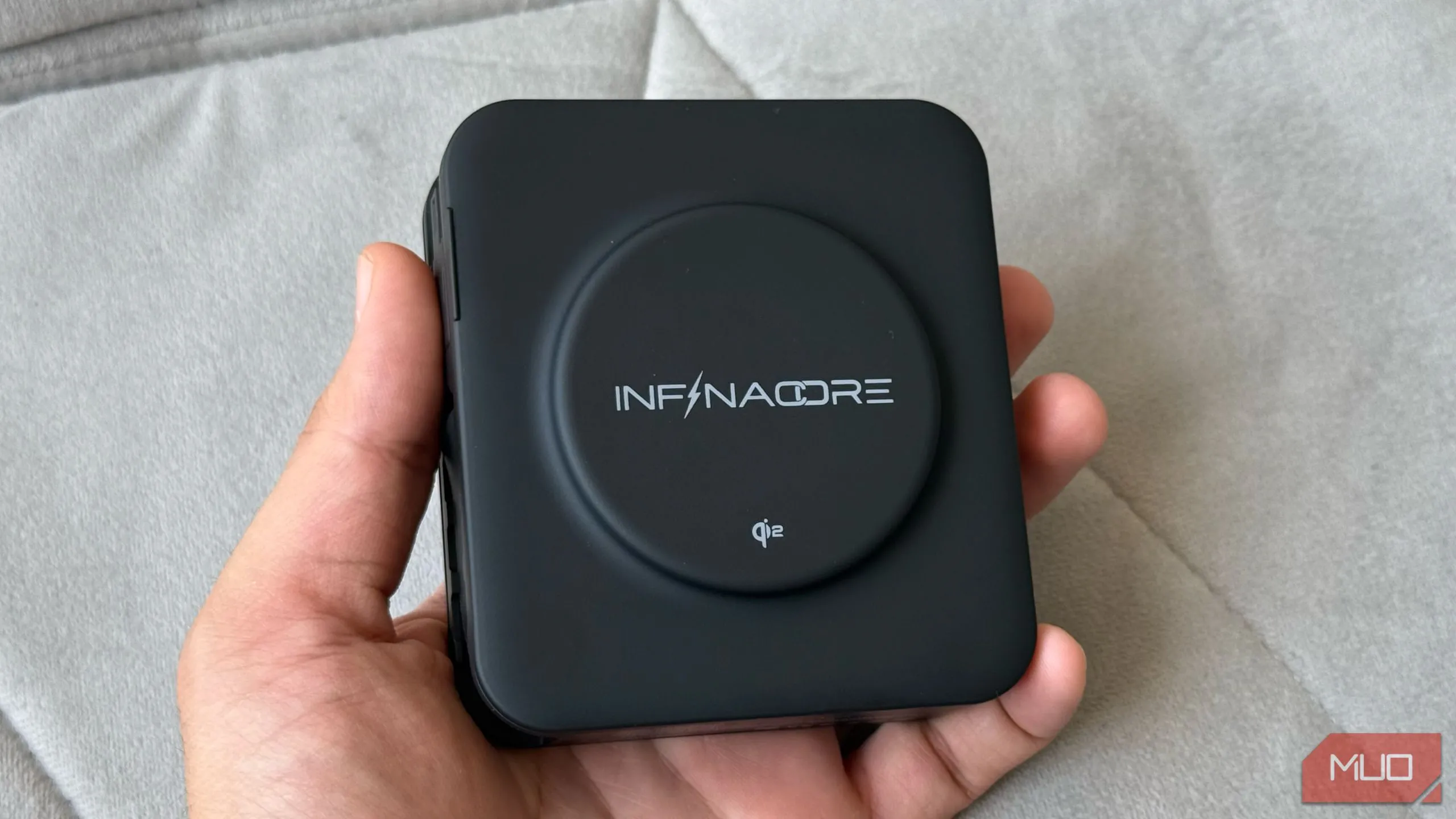 InfinaCore P3 Pro với sạc không dây Qi2, đang được cầm tay