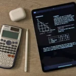 iPad cùng Apple Pencil, tai nghe AirPods và máy tính trên bàn làm việc