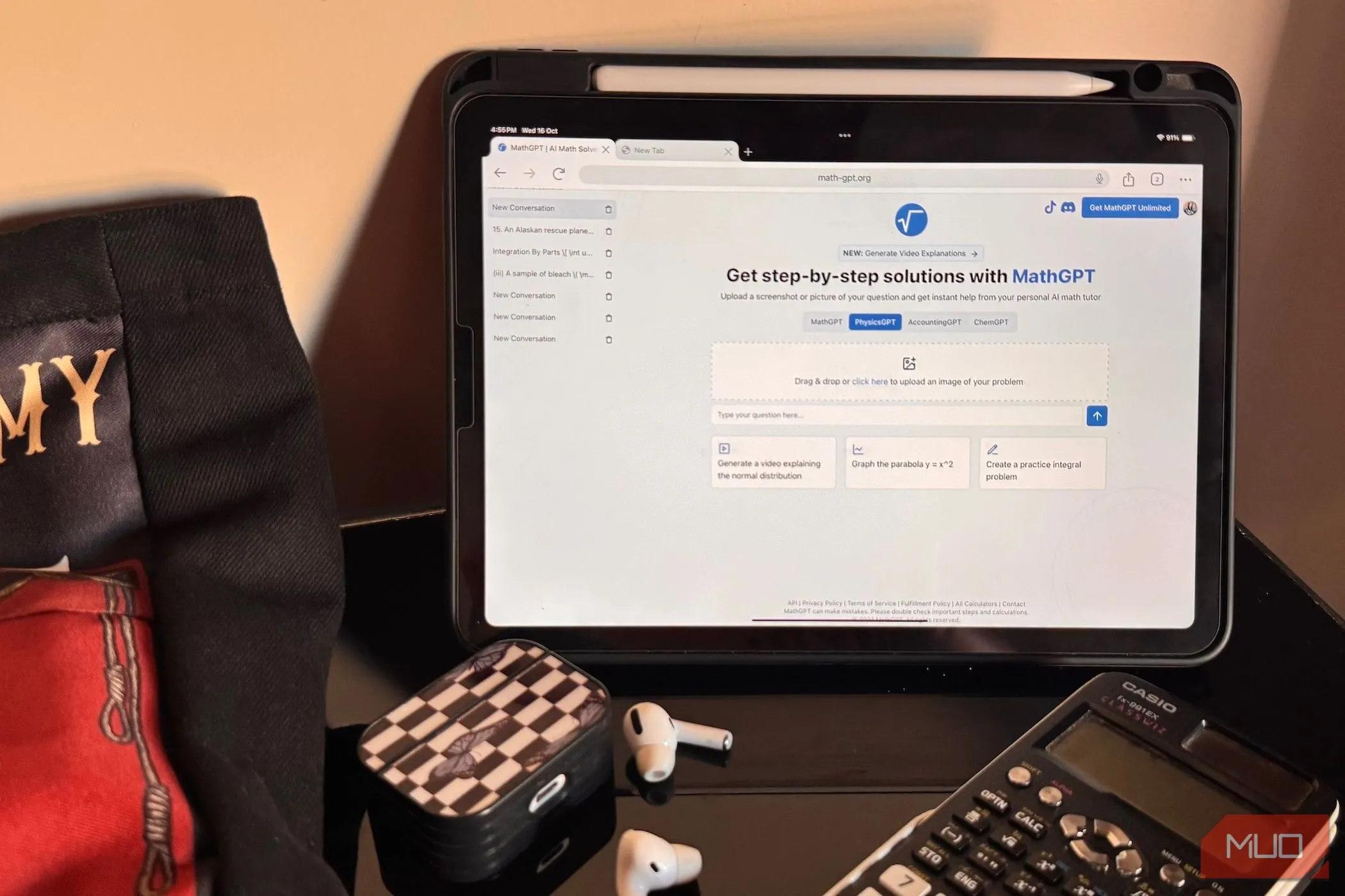 iPad hiển thị trang web MathGPT cùng phụ kiện học tập trên bàn