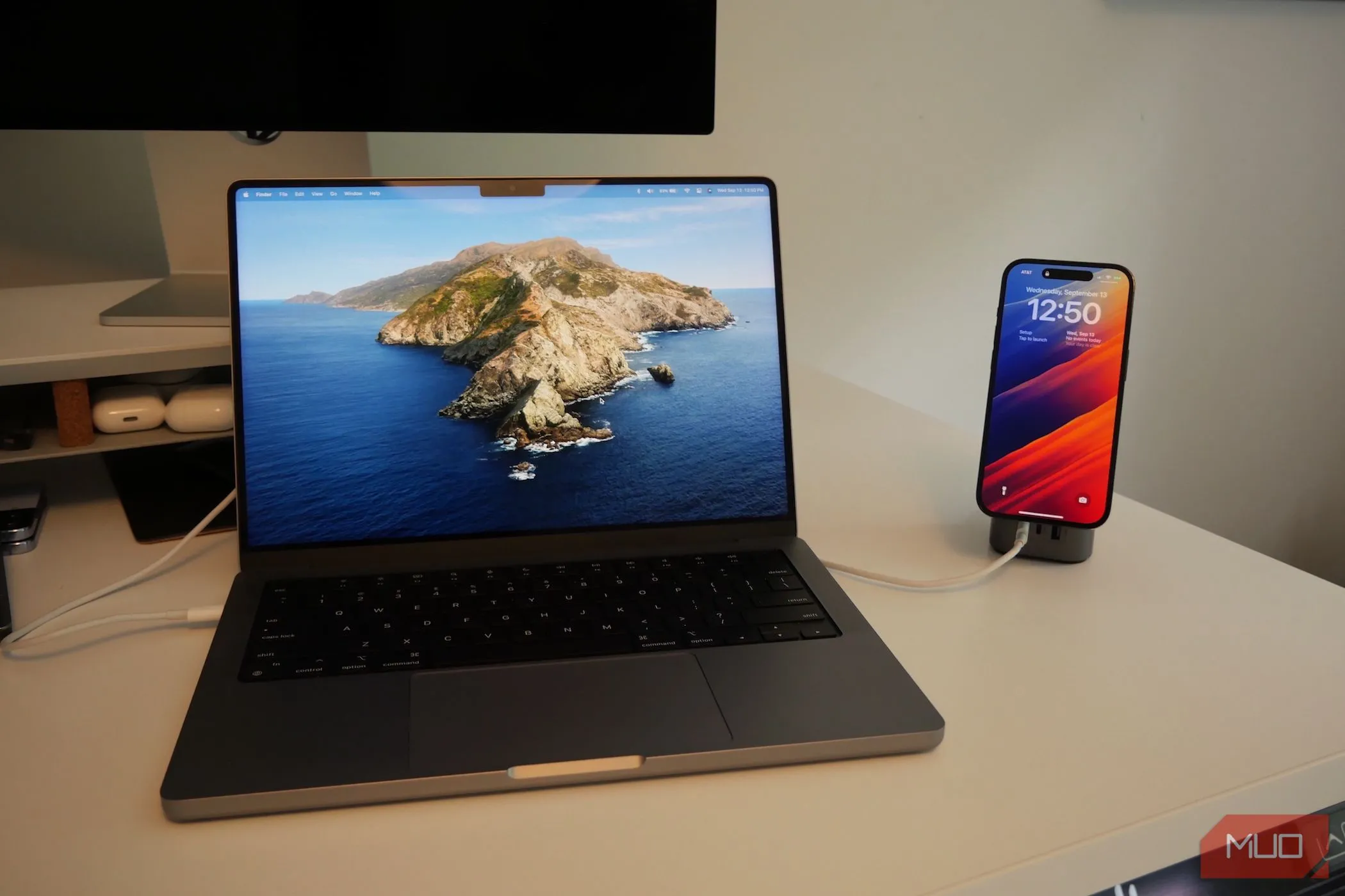 iPhone và MacBook Pro đặt cạnh nhau, minh họa iPhone làm loa
