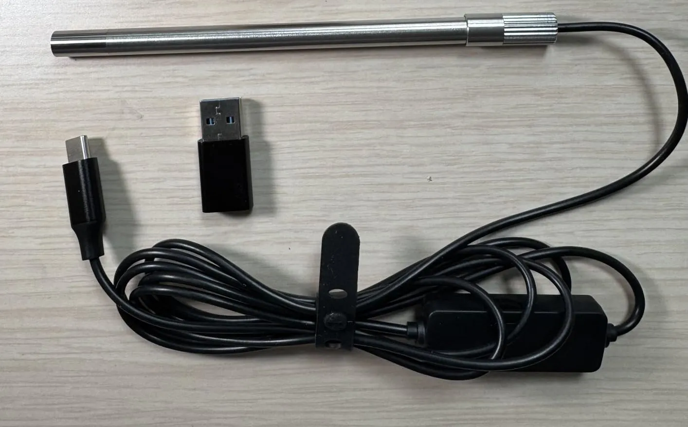 Kính hiển vi kỹ thuật số Teslong kết nối qua USB-C đang soi một vi mạch điện tử.