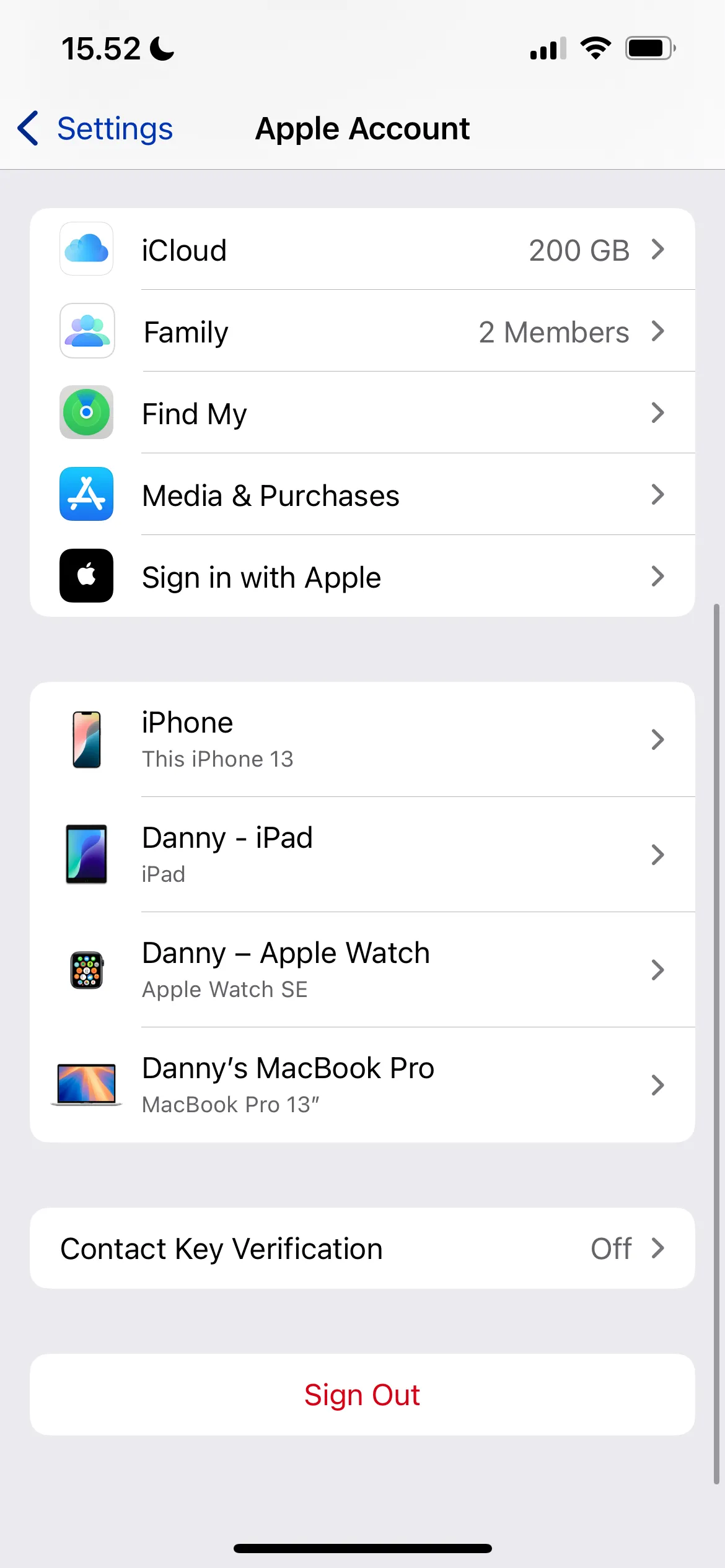 Màn hình cài đặt, chọn mục iCloud trong tài khoản Apple ID để tiếp tục quản lý dung lượng.