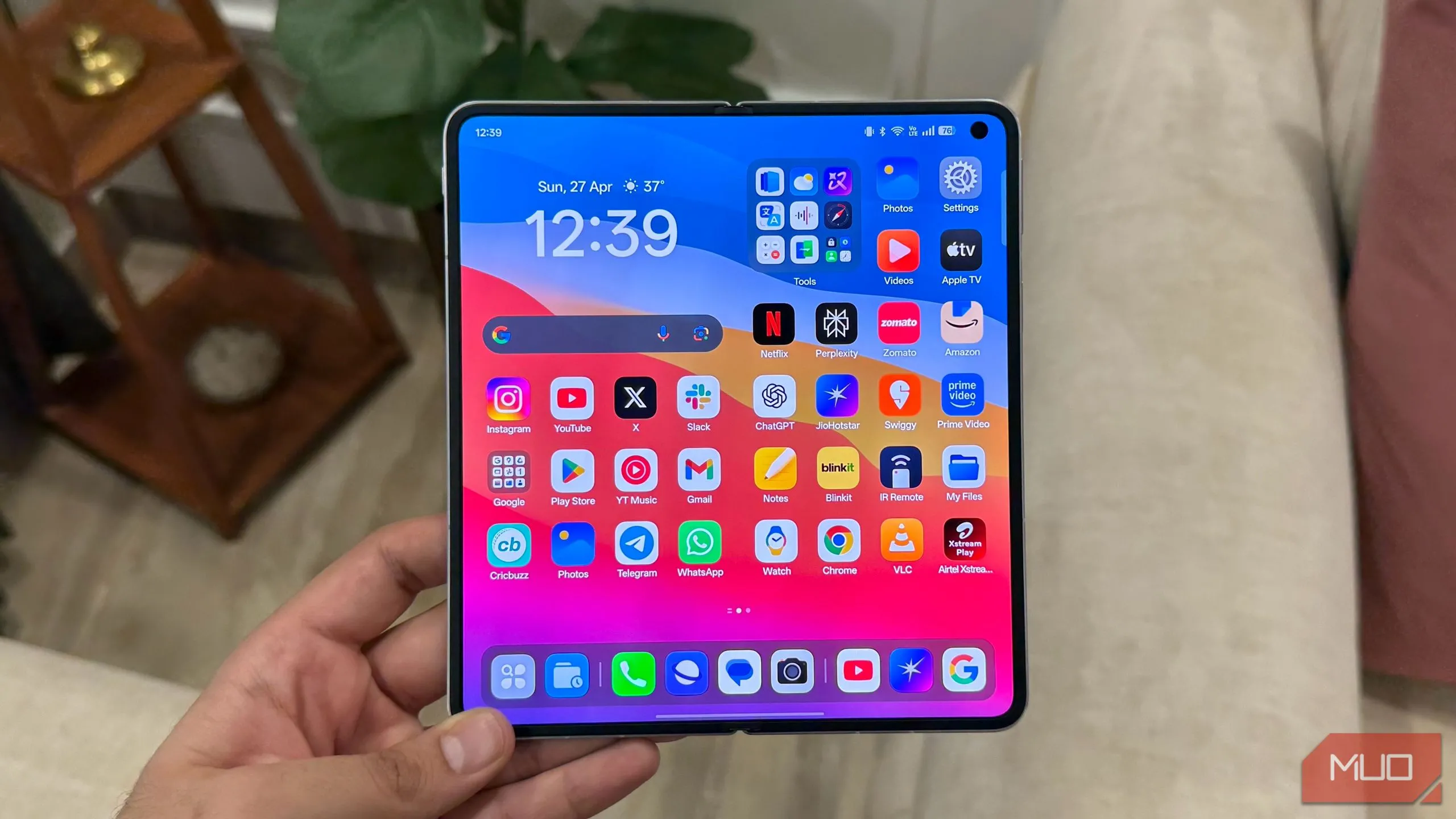 Màn hình chính bên trong của Oppo Find N5 hiển thị rộng rãi, sắc nét