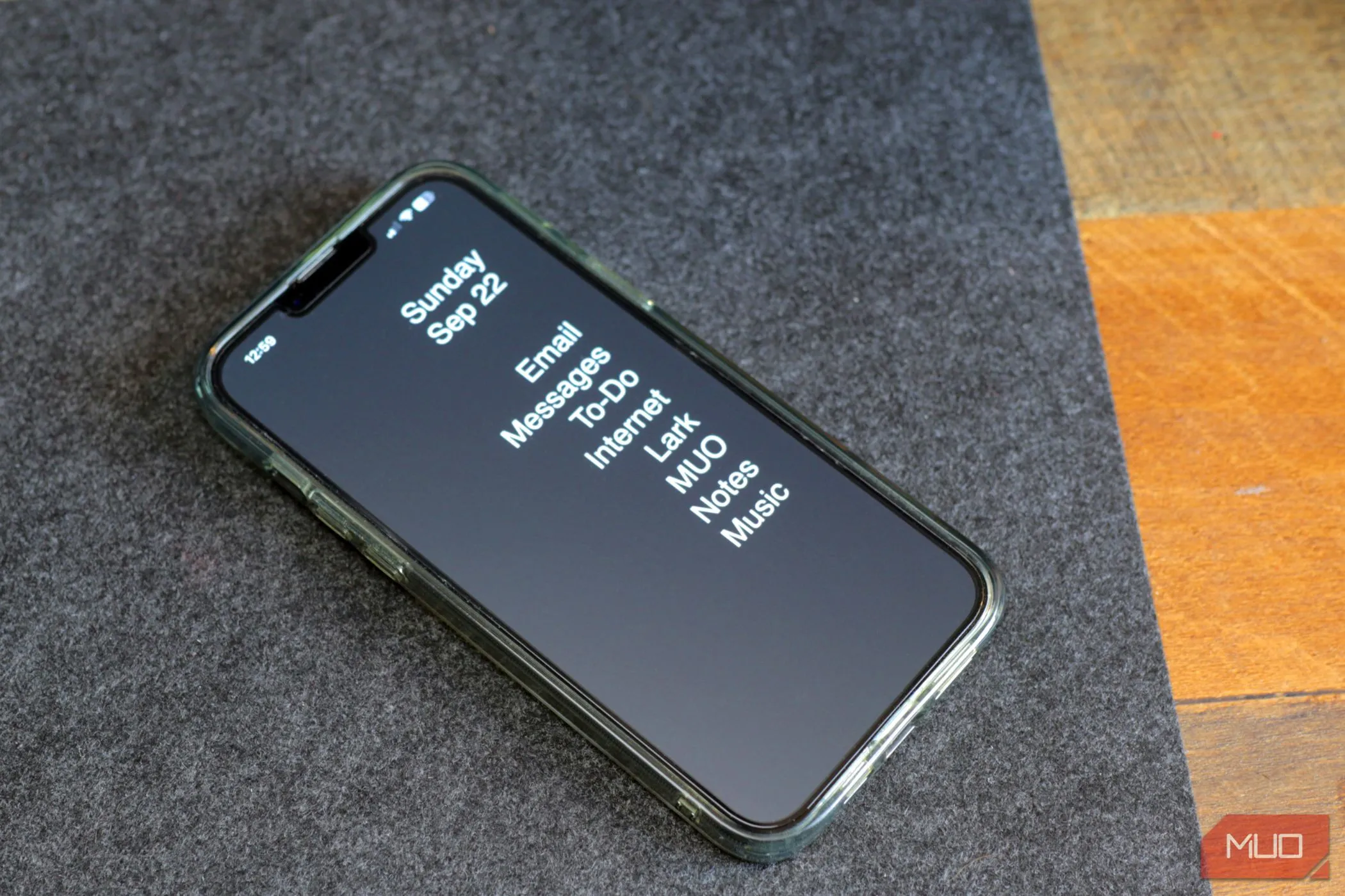 Màn hình chính tối giản của iPhone khi biến thành &quot;điện thoại cục gạch&quot;