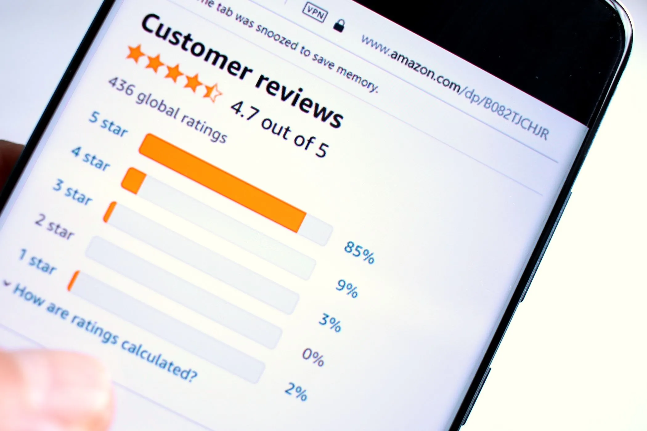 Màn hình điện thoại hiển thị giao diện xem đánh giá sao sản phẩm trên Amazon, minh họa tầm quan trọng của kiểm soát chất lượng và phản hồi người dùng khi mua sắm online.