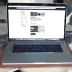 Màn hình máy tính hiển thị trang đánh giá sản phẩm Amazon với tính năng tóm tắt review bằng AI.