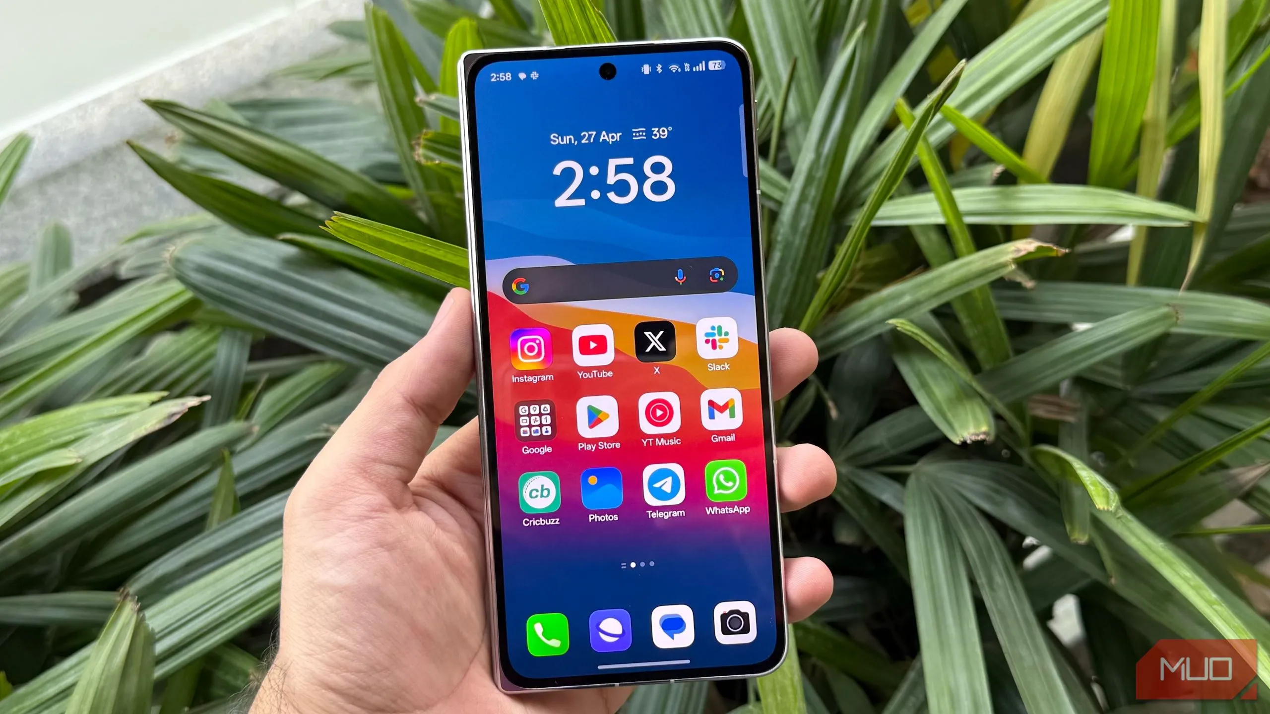 Màn hình phụ của Oppo Find N5 hiển thị giao diện chính