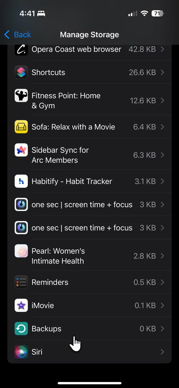Màn hình quản lý bộ nhớ iCloud, hiển thị mục &quot;Sao lưu&quot; để người dùng kiểm tra và xóa các bản sao lưu cũ không cần thiết.