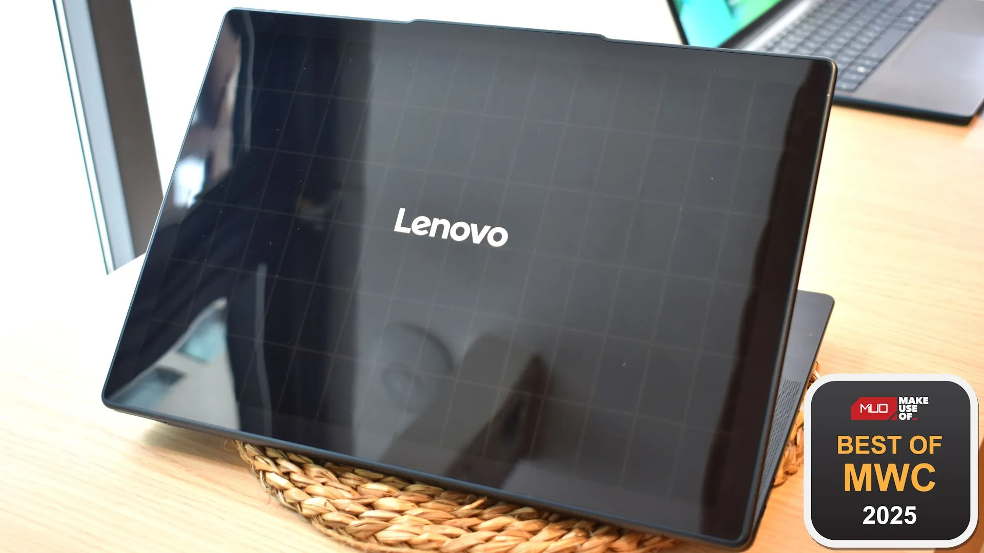 Mặt lưng laptop Lenovo Yoga Solar PC với tấm pin năng lượng mặt trời tích hợp, được giới thiệu tại MWC 2025 như một bước đột phá về sạc bền vững.