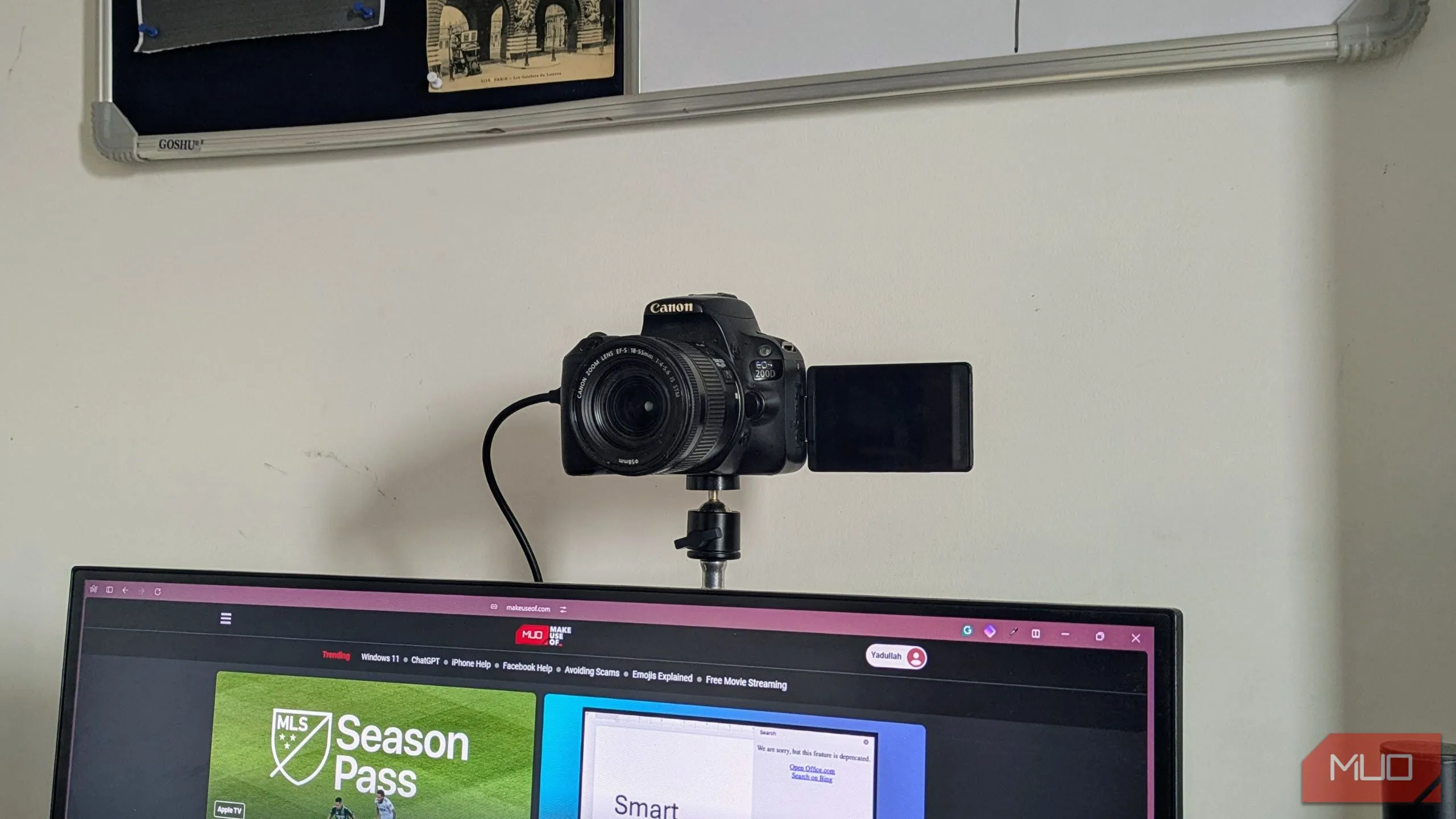Máy ảnh DSLR Canon kết nối với màn hình máy tính để sử dụng như màn hình kiểm tra trực tiếp cho việc quay video.