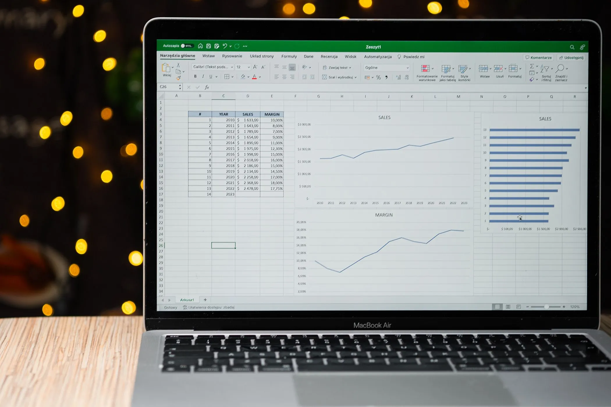 Microsoft Excel trên màn hình MacBook Air