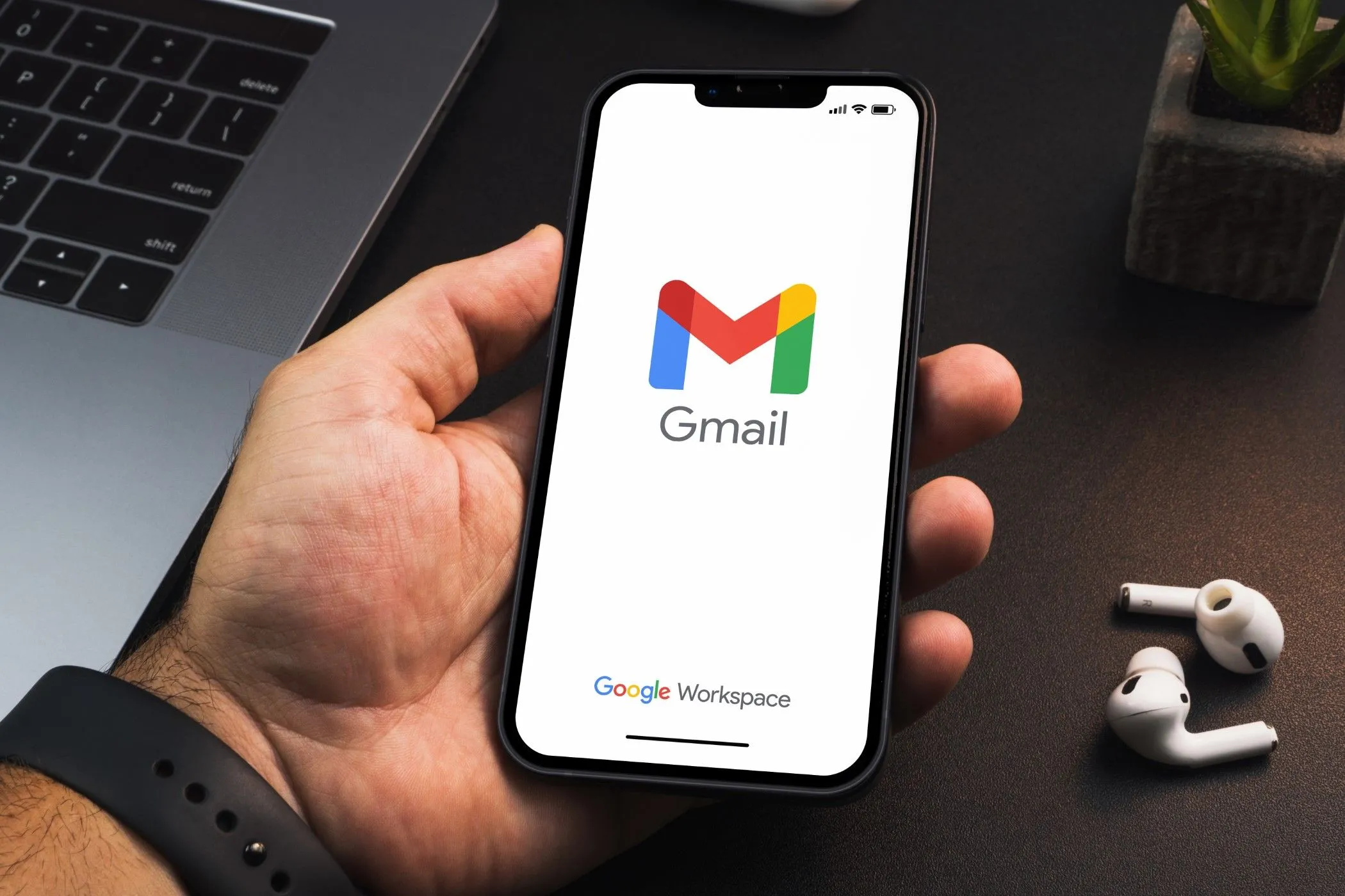 Một người dùng đang thao tác trên điện thoại, mở ứng dụng Gmail với tính năng Gemini tích hợp