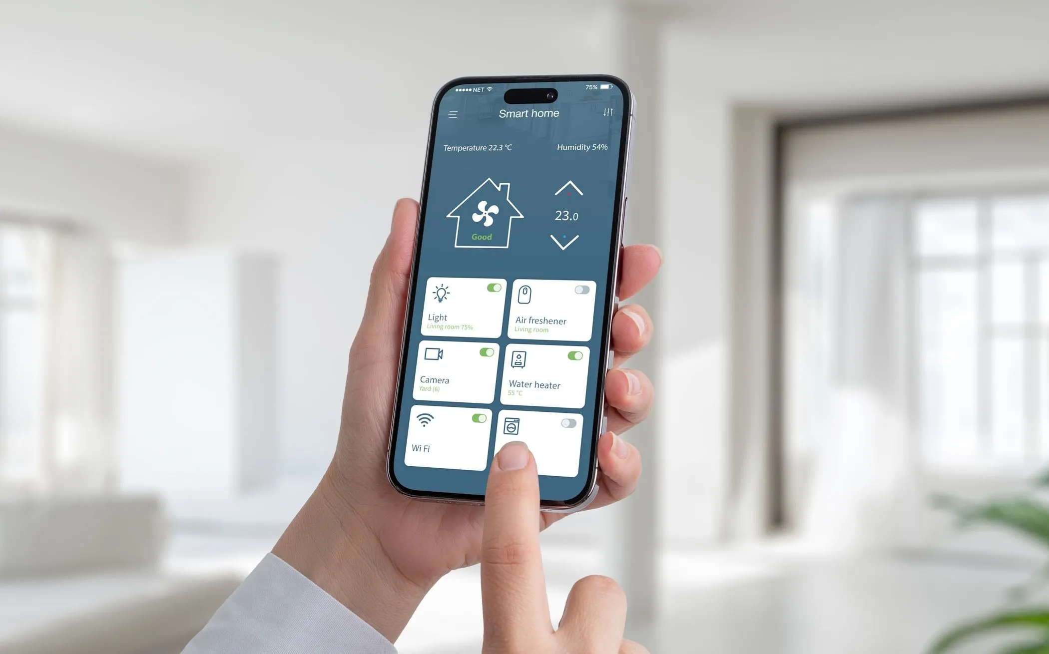 Người đàn ông sử dụng iPhone cũ để điều khiển hệ thống nhà thông minh