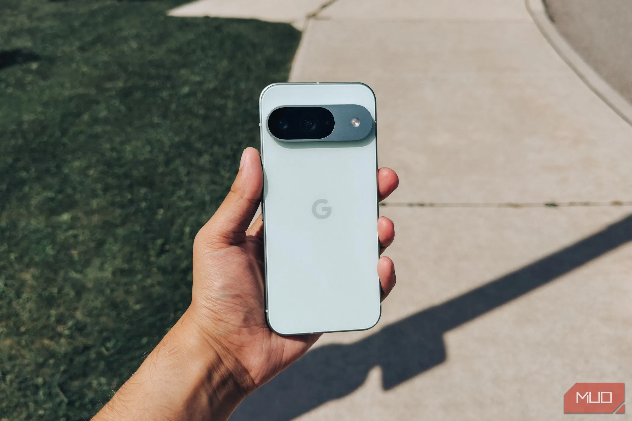 Người dùng cầm trên tay điện thoại Pixel 9 màu xanh lá Wintergreen, minh họa thiết kế tiêu chuẩn hóa và tính ứng dụng hàng ngày.