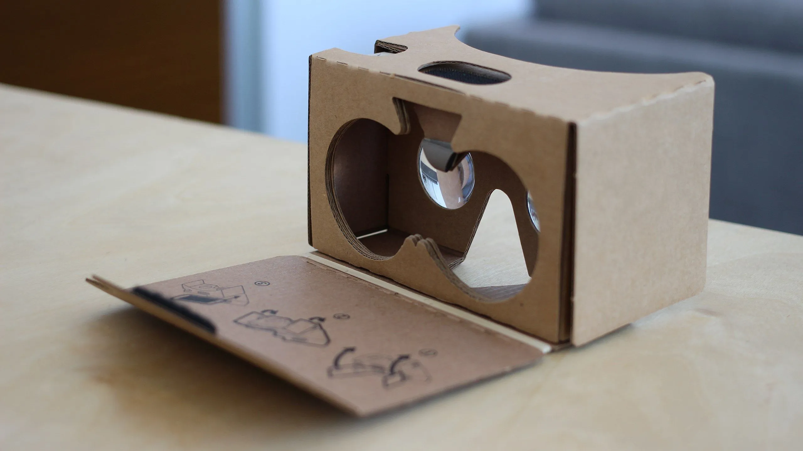Người dùng trải nghiệm thực tế ảo với Google Cardboard và iPhone