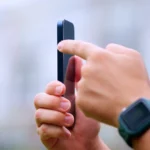 Người dùng tương tác với nút Action trên iPhone 15 Pro